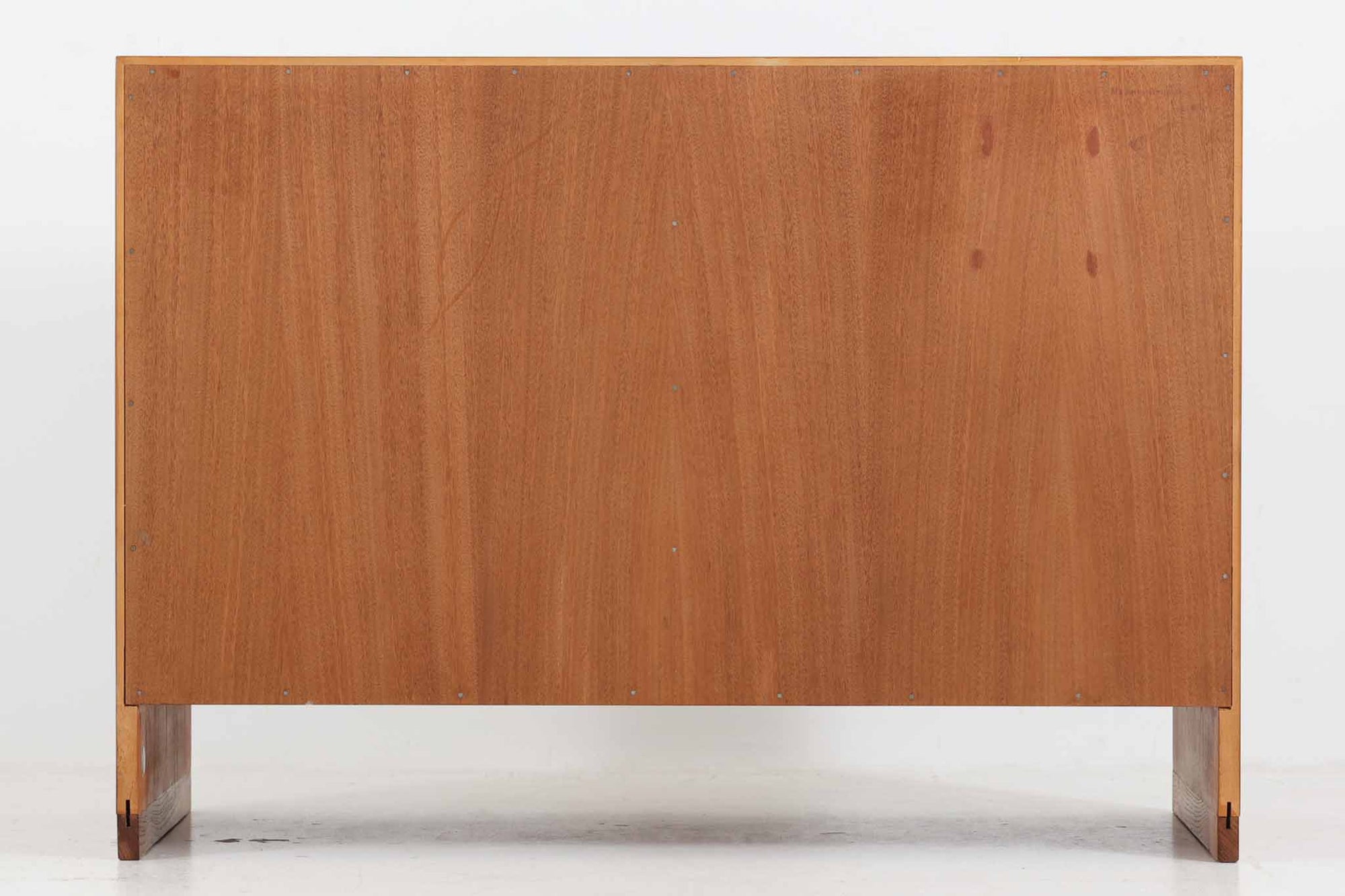 ウェグナーがデザインしたキャビネットを数多く手がけた今は無きRYmobler社のキャビネットです。熟練の職人によって細かい所も丁寧に作成されており、ビンテージ品でのみ入手可能です。シンプルながらも良質なチーク材とオーク材が使用されており、下部の見せる木栓がデザインポイントになっています。小ぶりで使い勝手も良く、お部屋に置くだけでお洒落に空間を演出してくれそうです。