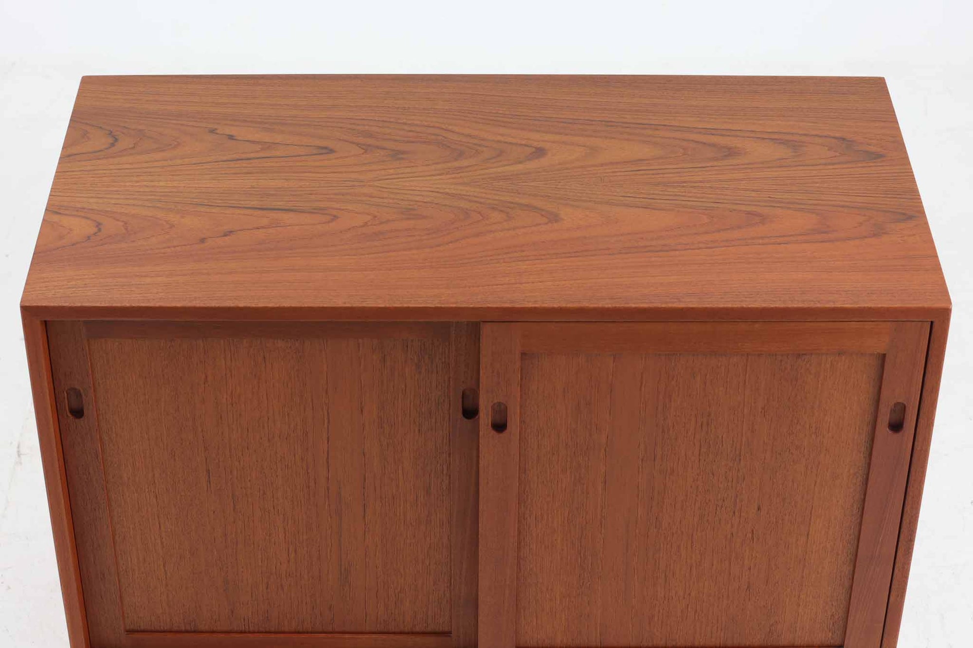 ウェグナーがデザインしたキャビネットを数多く手がけた今は無きRYmobler社のキャビネットです。熟練の職人によって細かい所も丁寧に作成されており、ビンテージ品でのみ入手可能です。シンプルながらも良質なチーク材とオーク材が使用されており、下部の見せる木栓がデザインポイントになっています。小ぶりで使い勝手も良く、お部屋に置くだけでお洒落に空間を演出してくれそうです。