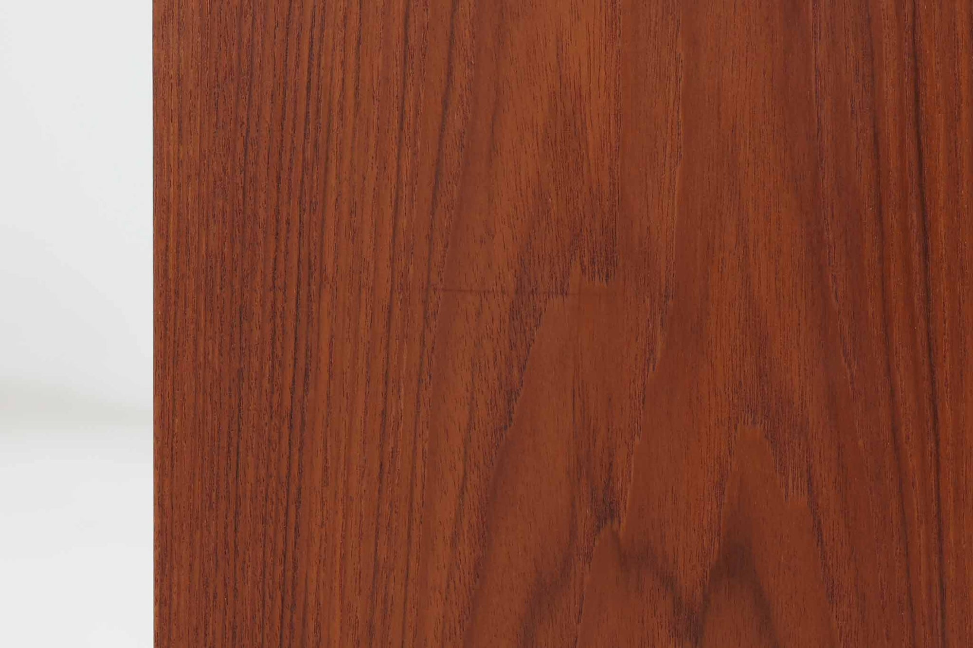 ウェグナーがデザインしたキャビネットを数多く手がけた今は無きRYmobler社のキャビネットです。熟練の職人によって細かい所も丁寧に作成されており、ビンテージ品でのみ入手可能です。シンプルながらも良質なチーク材とオーク材が使用されており、下部の見せる木栓がデザインポイントになっています。小ぶりで使い勝手も良く、お部屋に置くだけでお洒落に空間を演出してくれそうです。