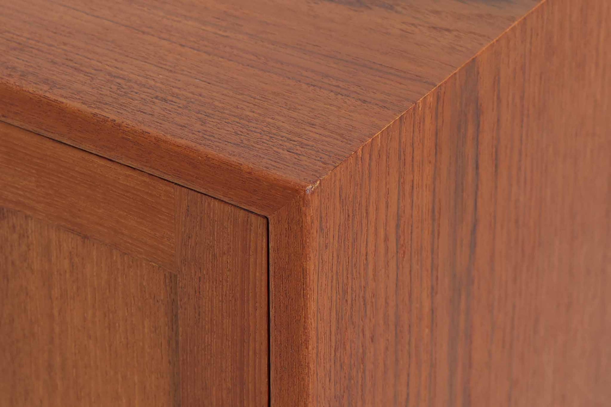 ウェグナーがデザインしたキャビネットを数多く手がけた今は無きRYmobler社のキャビネットです。熟練の職人によって細かい所も丁寧に作成されており、ビンテージ品でのみ入手可能です。シンプルながらも良質なチーク材とオーク材が使用されており、下部の見せる木栓がデザインポイントになっています。小ぶりで使い勝手も良く、お部屋に置くだけでお洒落に空間を演出してくれそうです。