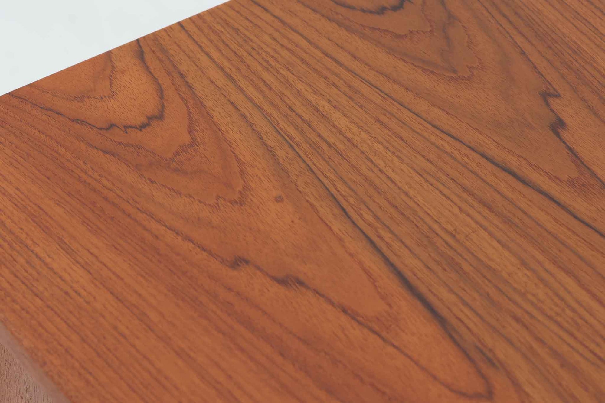 ウェグナーがデザインしたキャビネットを数多く手がけた今は無きRYmobler社のキャビネットです。熟練の職人によって細かい所も丁寧に作成されており、ビンテージ品でのみ入手可能です。シンプルながらも良質なチーク材とオーク材が使用されており、下部の見せる木栓がデザインポイントになっています。小ぶりで使い勝手も良く、お部屋に置くだけでお洒落に空間を演出してくれそうです。