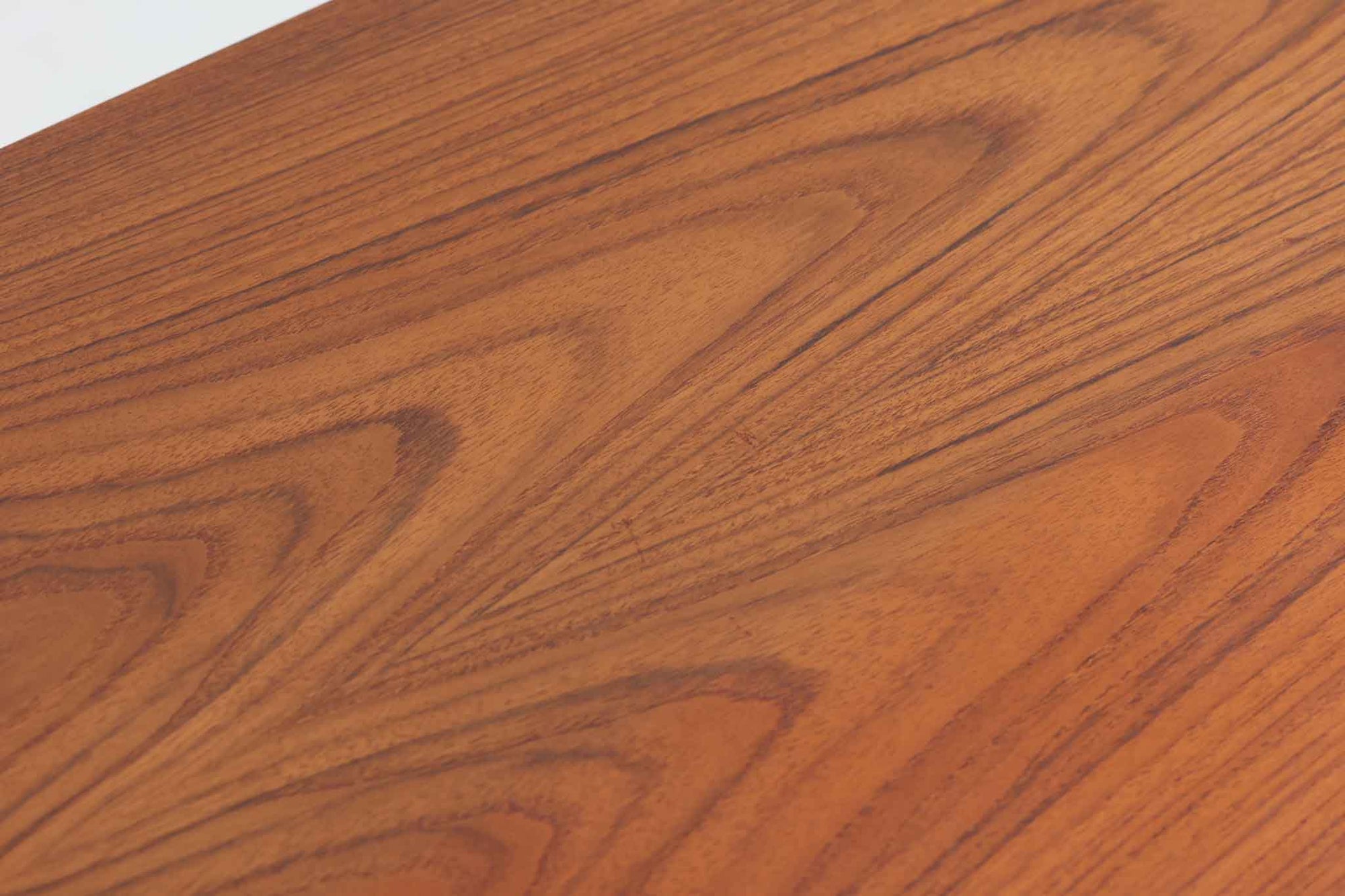 ウェグナーがデザインしたキャビネットを数多く手がけた今は無きRYmobler社のキャビネットです。熟練の職人によって細かい所も丁寧に作成されており、ビンテージ品でのみ入手可能です。シンプルながらも良質なチーク材とオーク材が使用されており、下部の見せる木栓がデザインポイントになっています。小ぶりで使い勝手も良く、お部屋に置くだけでお洒落に空間を演出してくれそうです。