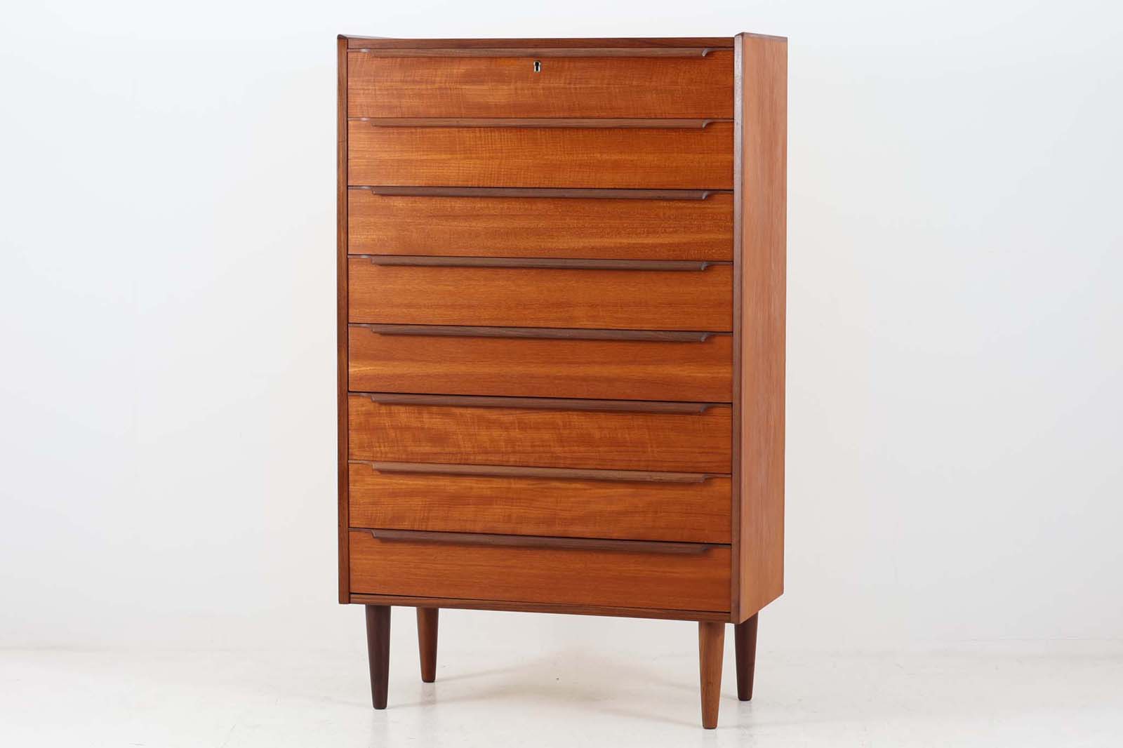 北欧より買い付けた6段チェストです。希少な8段チェストです。北欧家具らしいバータイプの取手です。