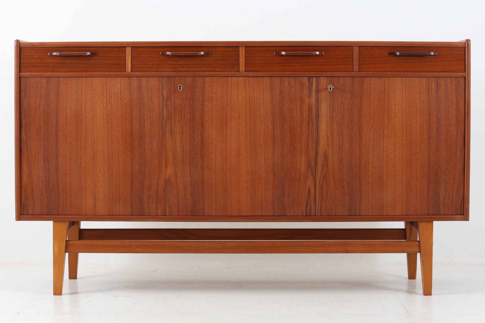 チーク材が贅沢に使用されたキッチンキャビネットです。上段はカトラリーが入れやすそうな引き出しが4杯あり、扉内部のスペースは食器をおける十分な広さがあり使い勝手が良さそうです。幅が150cmとサイドボードにしては小ぶりで、脚部にはナチュラルなビーチ材が使用されておりすっきりとした印象を受けます。