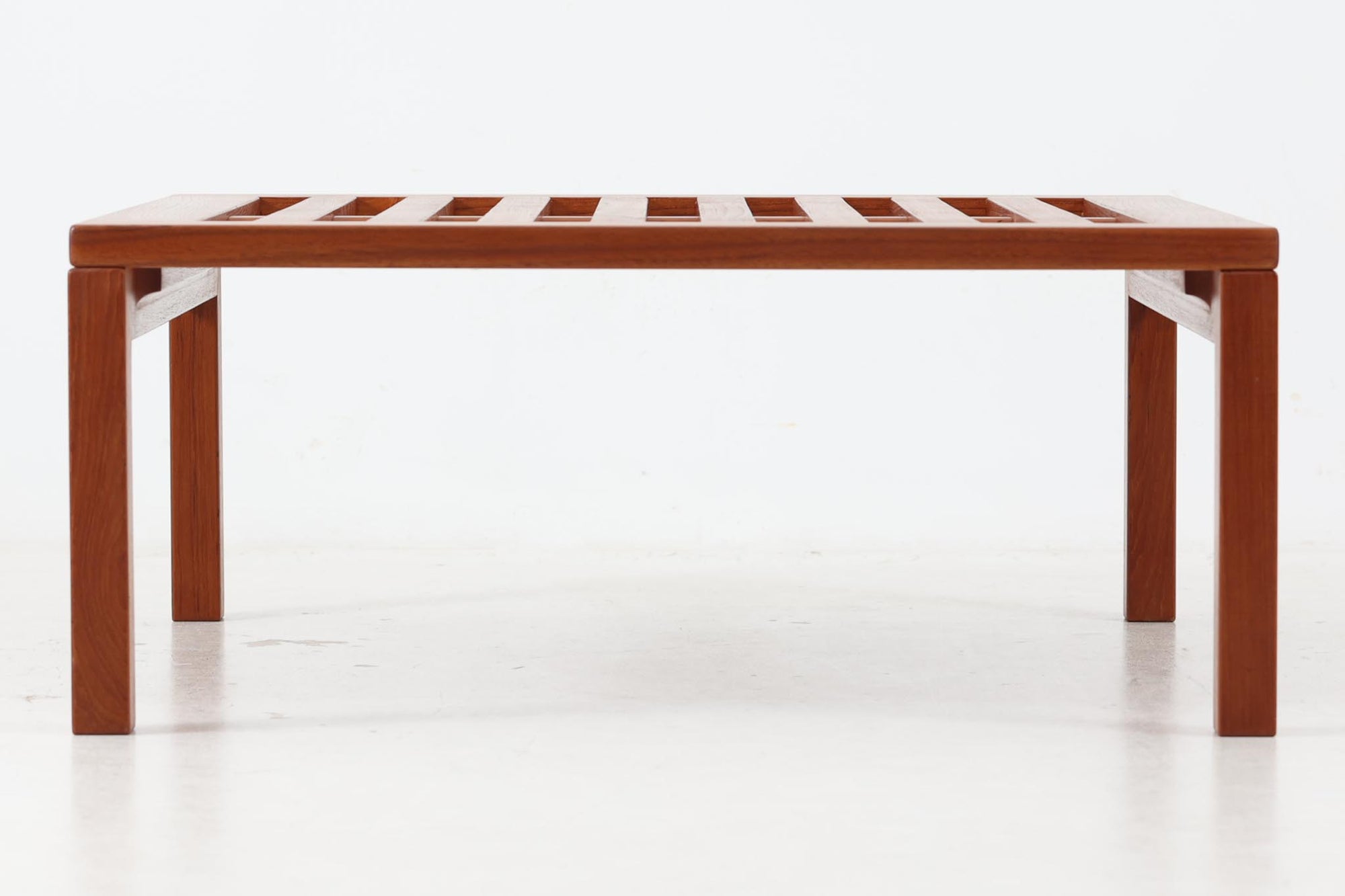 北欧より買い付けました。1960年代にHansJ.WegnerによってデザインされたAT18です。シンプルなフォルムですが、スリットが入った天板と良質なチーク無垢材が全面に使用されており高級感がございます。生産数も少なく非常に希少なモデルです。