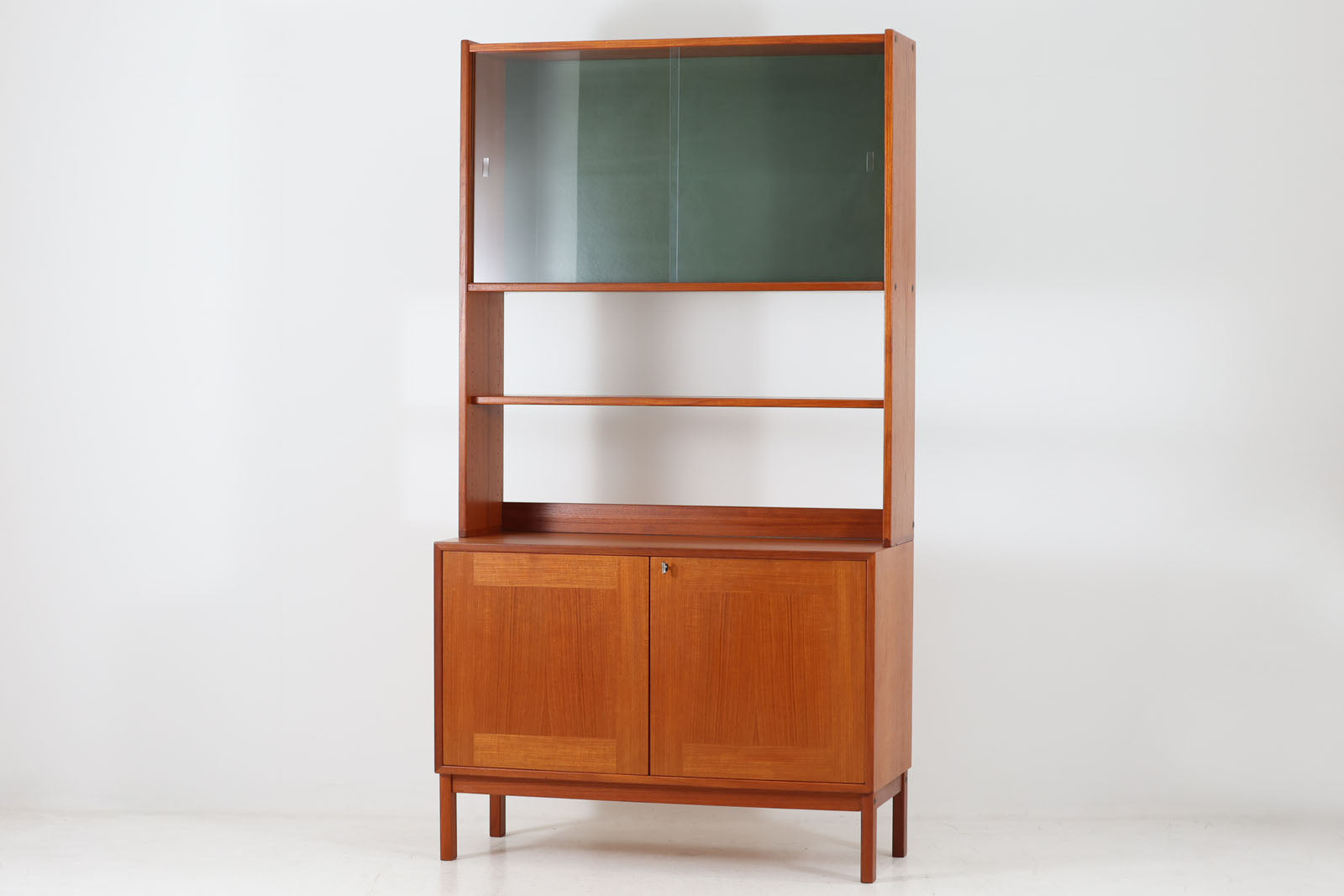 スウェーデンより買い付けたユニットシェルフです。上下分割可能でシンプルなフォルムです。ガラス戸がデザインポイントになっています。中央部の棚板は取り外し可能で、ガラス戸内の棚板としてもお使いいただけます。