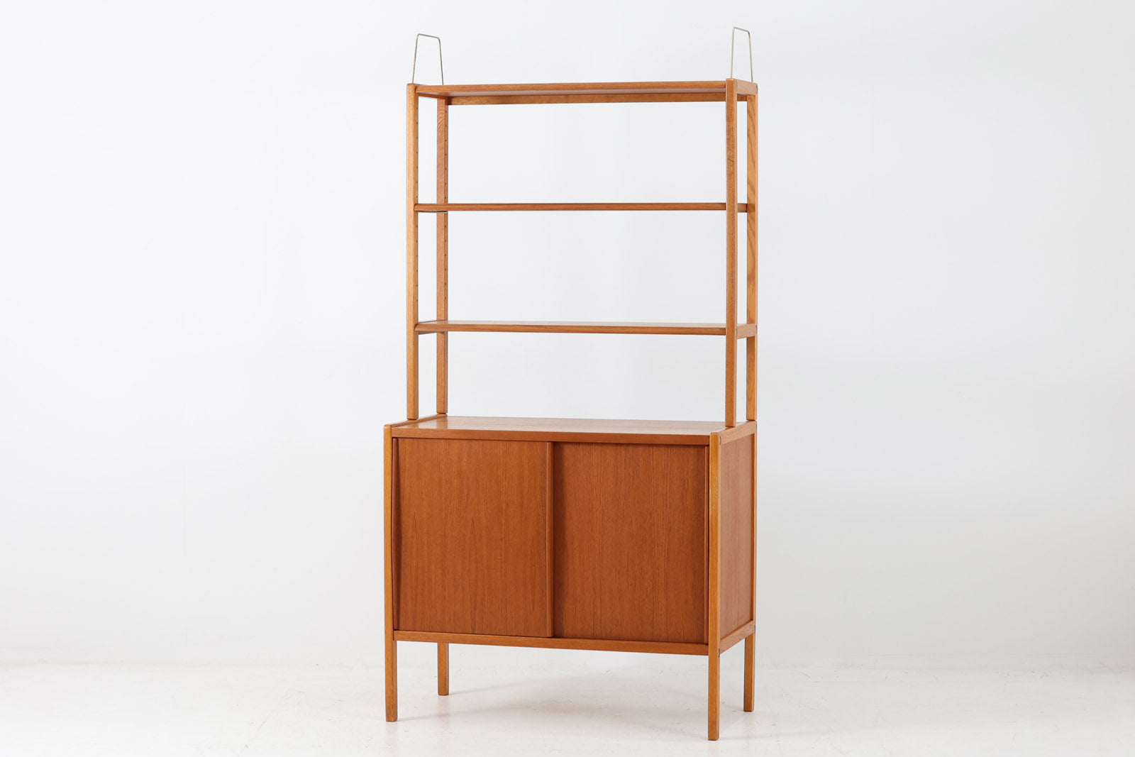 スウェーデンより買い付けたオープンシェルフです。引き戸とオープンタイプの棚板の非常にシンプルなモデルです。B.Fridhagenならではのチーク材とオーク材の組み合わせが素敵です。