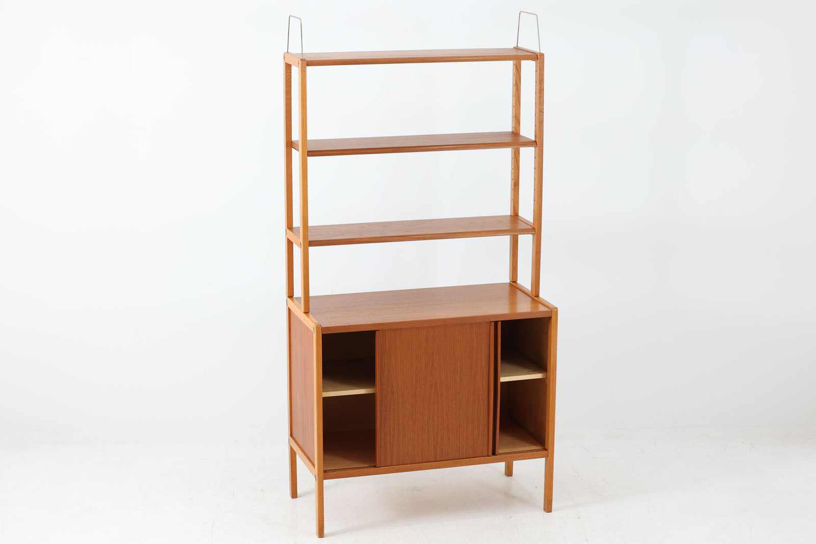スウェーデンより買い付けたオープンシェルフです。引き戸とオープンタイプの棚板の非常にシンプルなモデルです。B.Fridhagenならではのチーク材とオーク材の組み合わせが素敵です。