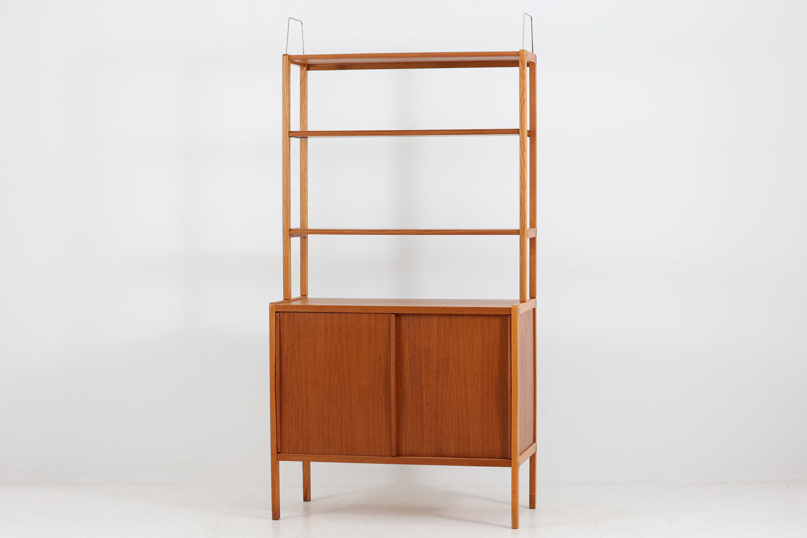 スウェーデンより買い付けたオープンシェルフです。引き戸とオープンタイプの棚板の非常にシンプルなモデルです。B.Fridhagenならではのチーク材とオーク材の組み合わせが素敵です。