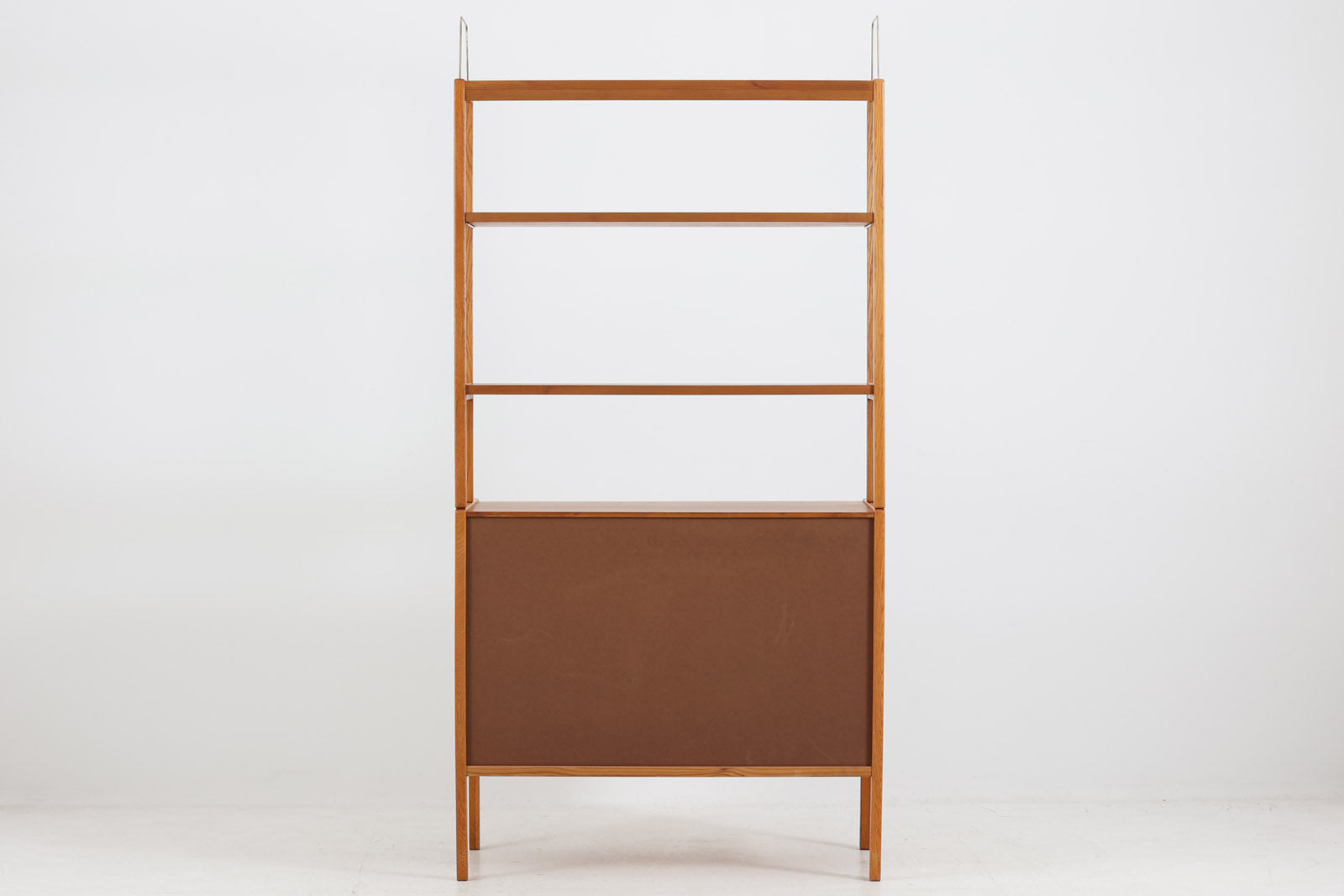 スウェーデンより買い付けたオープンシェルフです。引き戸とオープンタイプの棚板の非常にシンプルなモデルです。B.Fridhagenならではのチーク材とオーク材の組み合わせが素敵です。