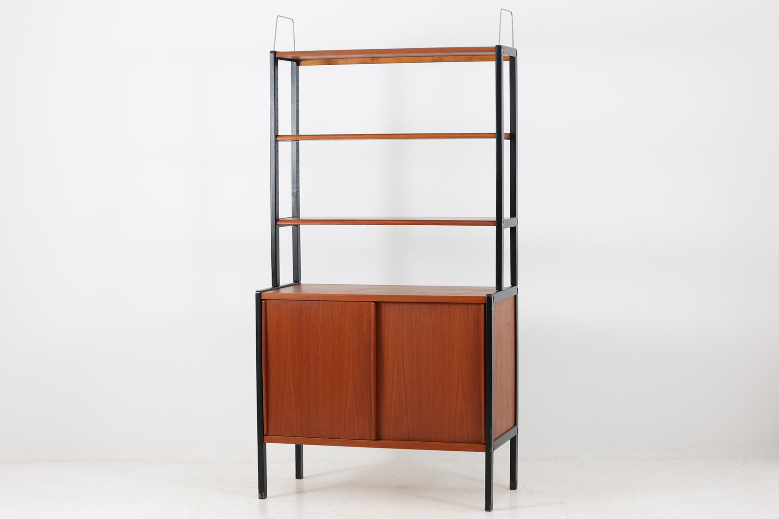 スウェーデンより買い付けたオープンシェルフです。引き戸とオープンタイプの棚板の非常にシンプルなモデルです。B.Fridhagenならではチーク材とブラックペイントが使用された素敵なデザインです。