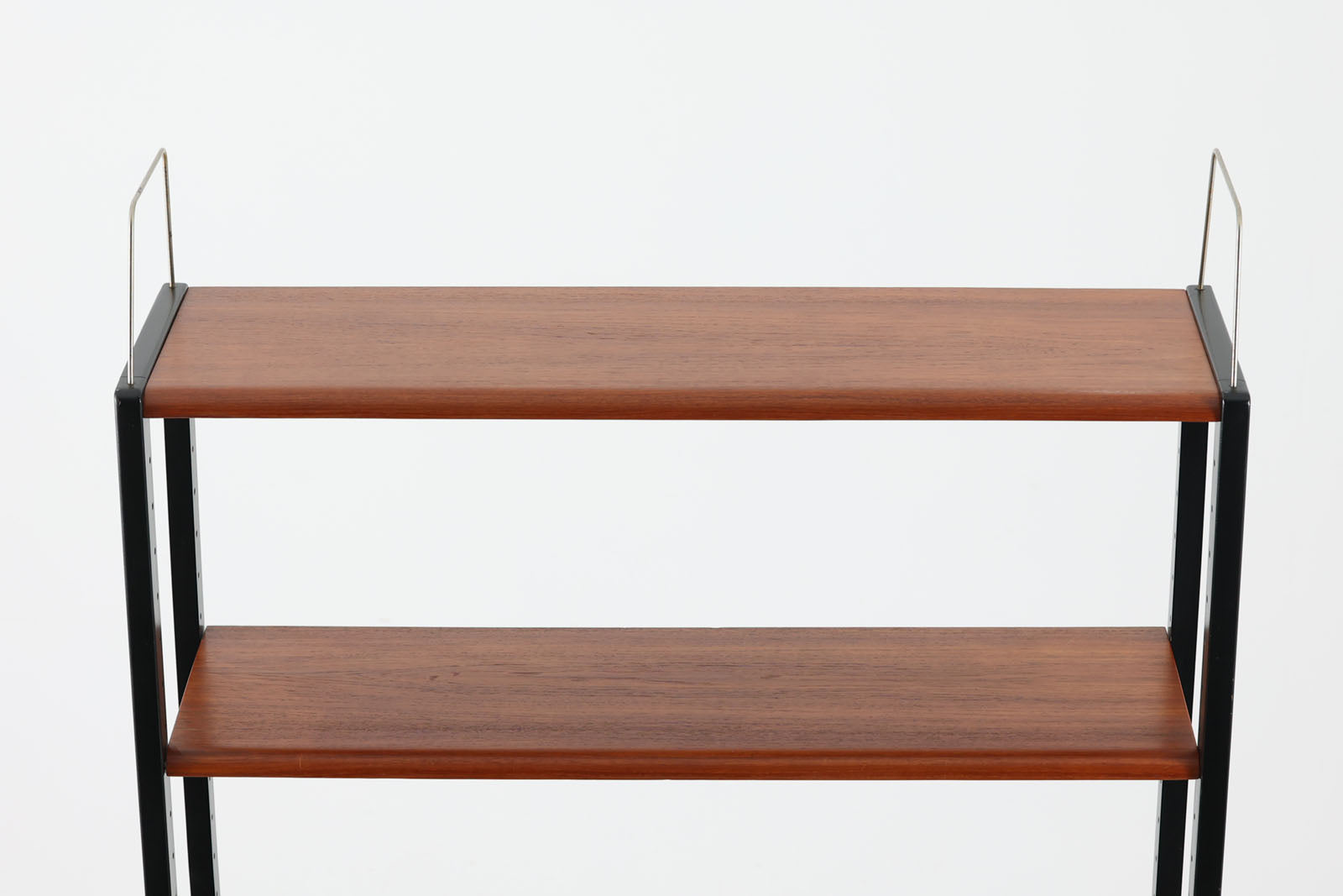 スウェーデンより買い付けたオープンシェルフです。引き戸とオープンタイプの棚板の非常にシンプルなモデルです。B.Fridhagenならではチーク材とブラックペイントが使用された素敵なデザインです。