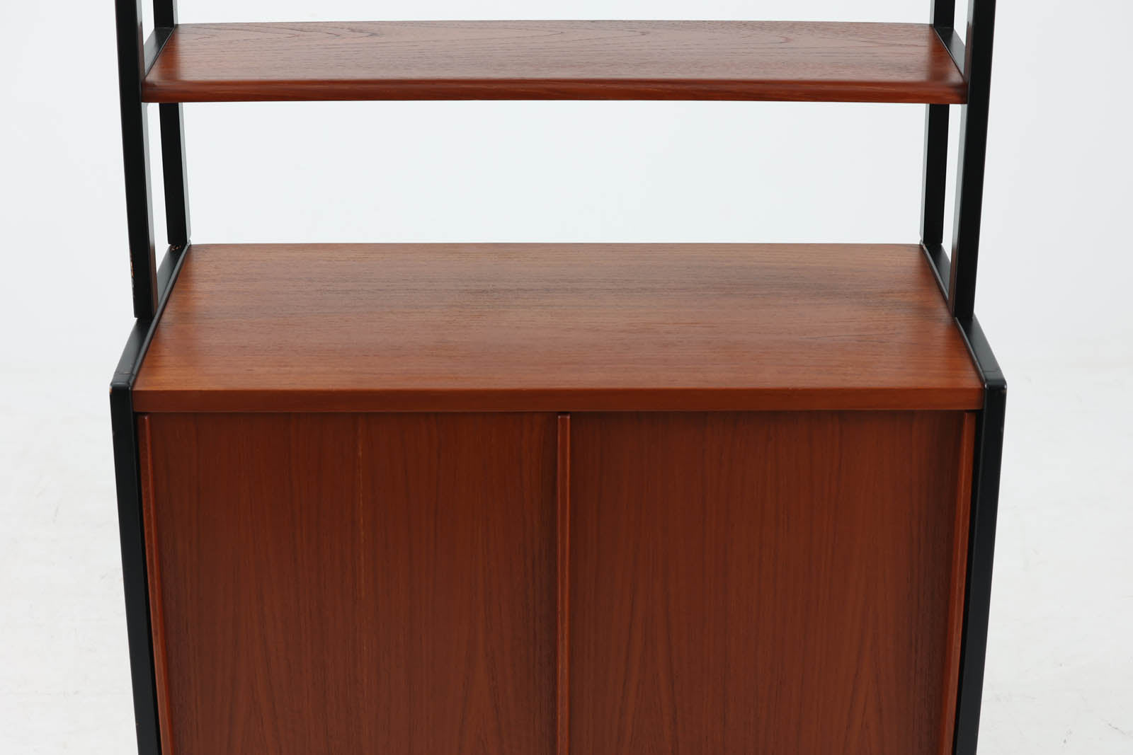 スウェーデンより買い付けたオープンシェルフです。引き戸とオープンタイプの棚板の非常にシンプルなモデルです。B.Fridhagenならではチーク材とブラックペイントが使用された素敵なデザインです。