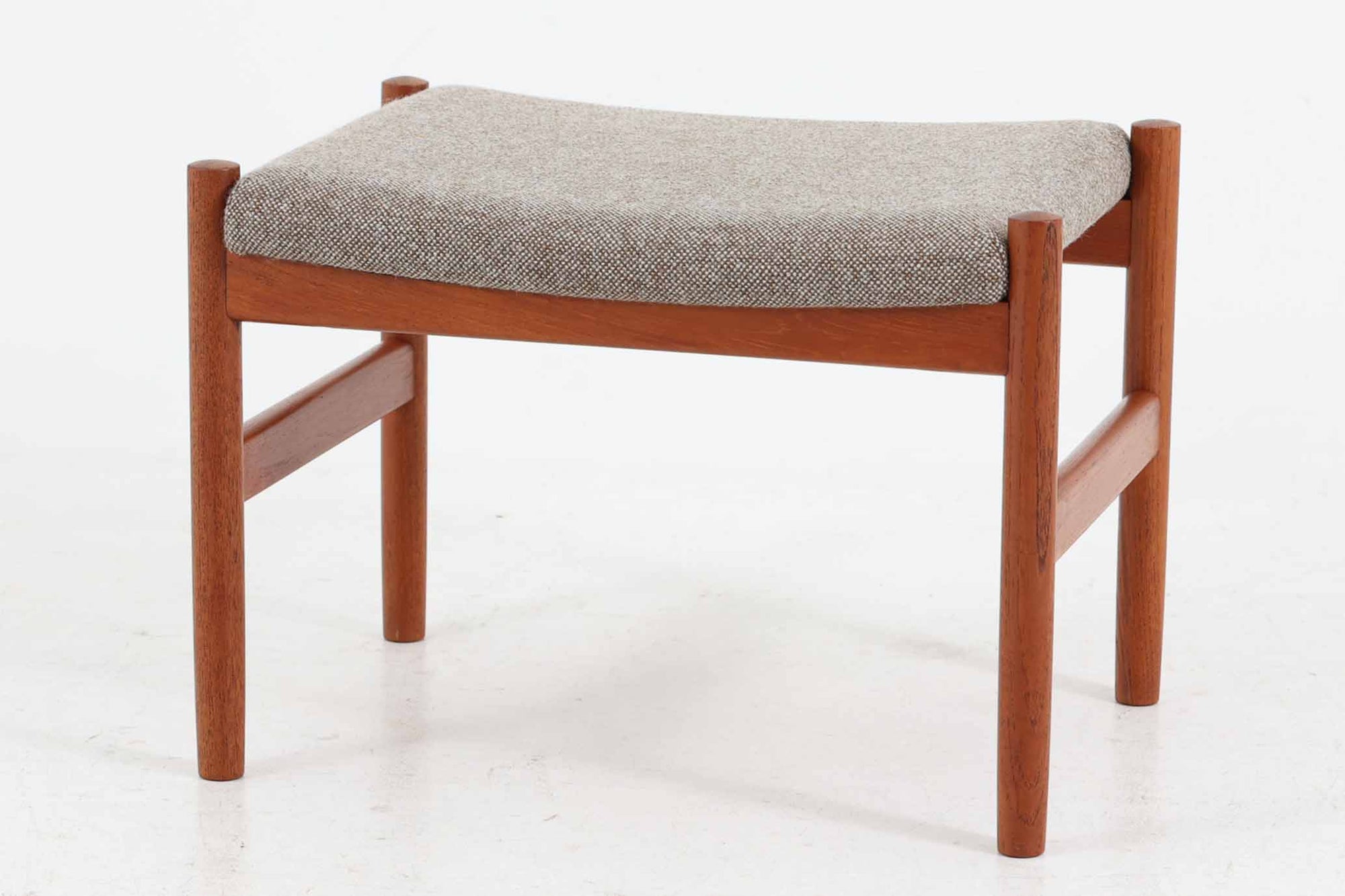 デンマーク製のスツールです。フレームには良質なチーク材が使用されています。座面は内部のウレタンを厚みのある物に交換後、張替えを行っておりますので快適な座り心地です。デンマーク製のデッドストック生地にて張り替えました。デンマークの品質基準を満たした「DANISHFURNITUREmAKE'SCONTROL」のロゴプレートがございます。