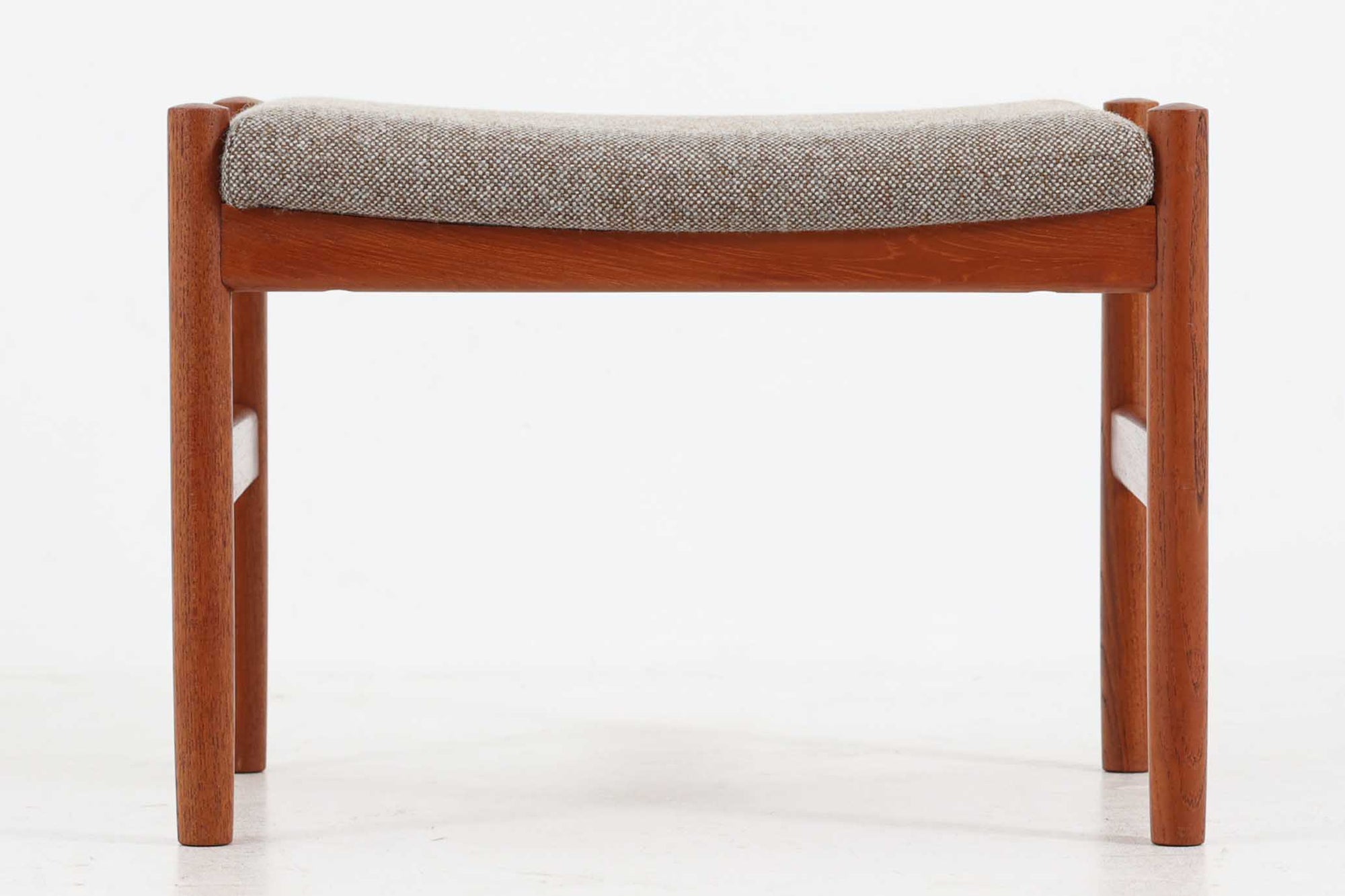 デンマーク製のスツールです。フレームには良質なチーク材が使用されています。座面は内部のウレタンを厚みのある物に交換後、張替えを行っておりますので快適な座り心地です。デンマーク製のデッドストック生地にて張り替えました。デンマークの品質基準を満たした「DANISHFURNITUREmAKE'SCONTROL」のロゴプレートがございます。