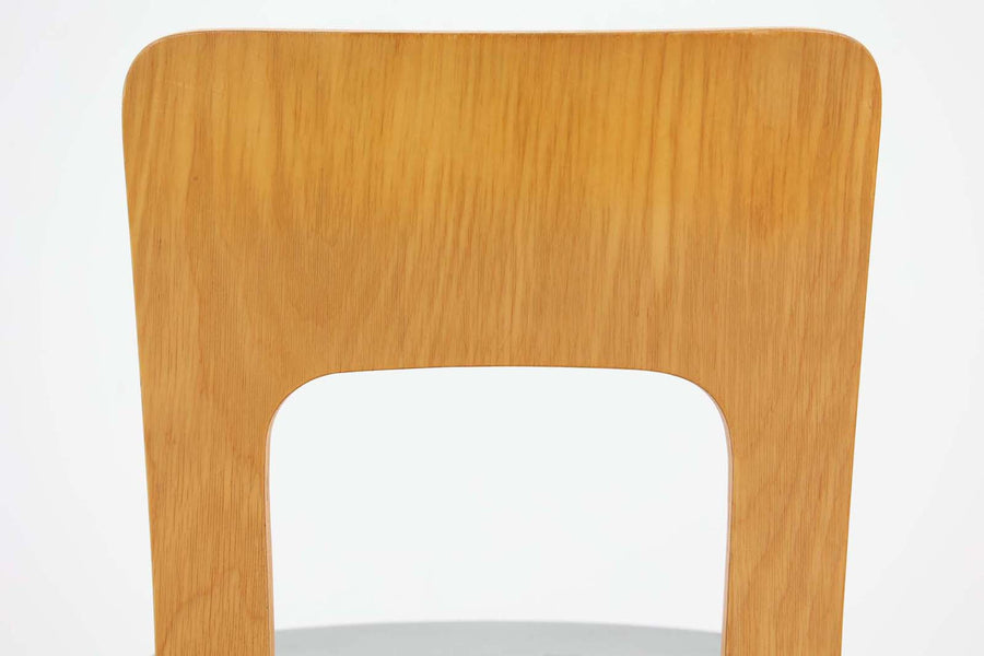北欧より買い付けたアルヴァ・アアルトデザインNo66チェアです。非常にすっきりとしたフォルムで名作椅子ならではの風合いが感じられます。ビンテージ品ならではの味わい深い雰囲気はお部屋に温かみを与えてくれそうです。