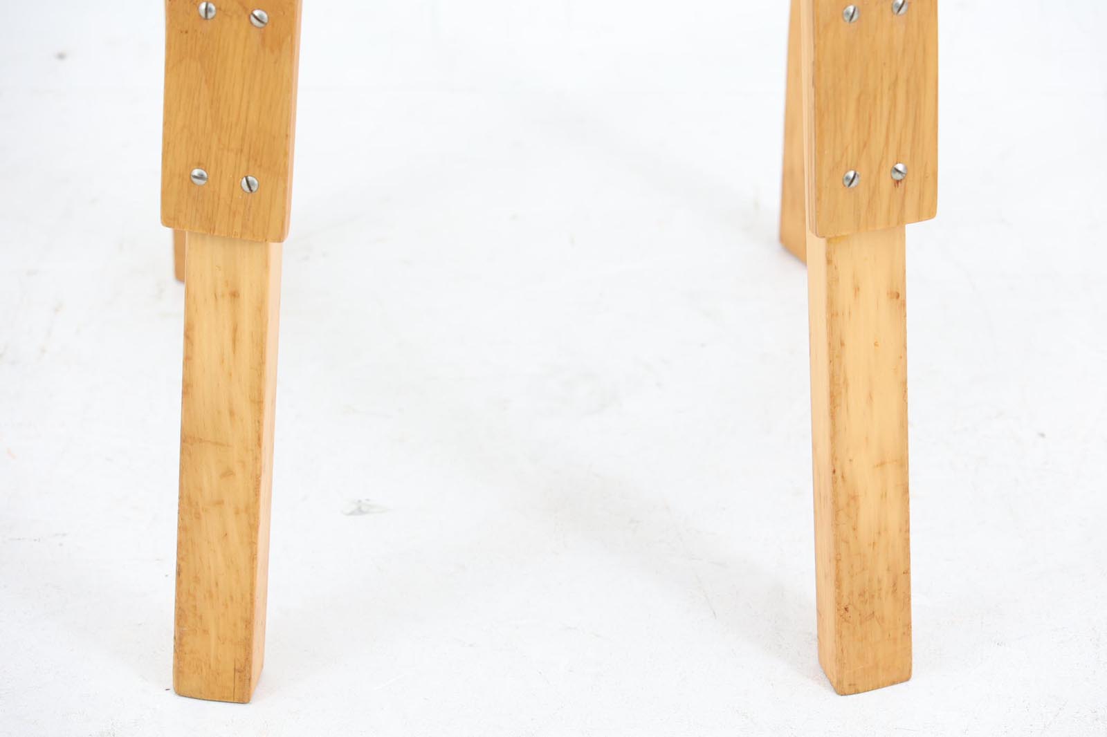 北欧より買い付けたアルヴァ・アアルトデザインNo66チェアです。非常にすっきりとしたフォルムで名作椅子ならではの風合いが感じられます。ビンテージ品ならではの味わい深い雰囲気はお部屋に温かみを与えてくれそうです。