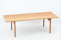 デンマークより買い付けたウェグナーによる「AT15」センターテーブルです。シンプルなデザインでどの様なソファにも合わせやすいと思います。