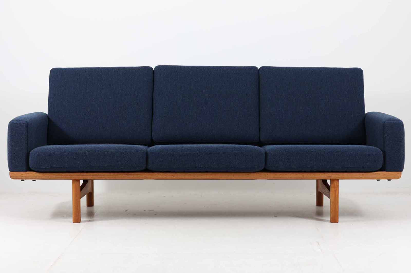 ウェグナーデザインのソファで、人気のGE2363人掛けソファです。後ろから見た姿がとても綺麗なので、あえて壁につけず、背面を見せる配置もお勧めです。クッション内部にスプリングが内包されており座り心地も良好です。GETAmA社の刻印もございます。