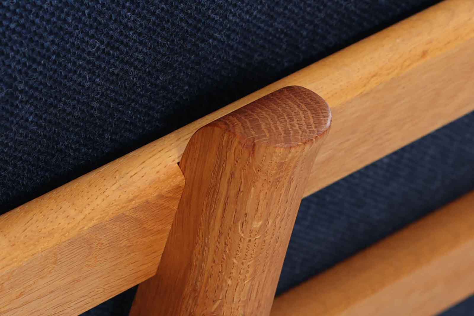 ウェグナーデザインのソファで、人気のGE2363人掛けソファです。後ろから見た姿がとても綺麗なので、あえて壁につけず、背面を見せる配置もお勧めです。クッション内部にスプリングが内包されており座り心地も良好です。GETAmA社の刻印もございます。