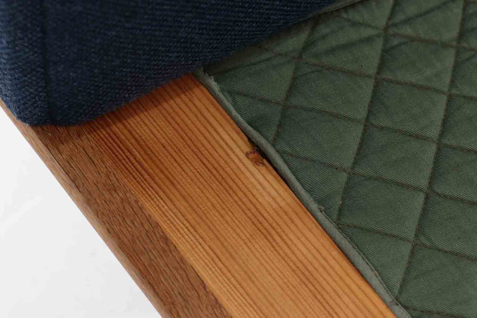 ウェグナーデザインのソファで、人気のGE2363人掛けソファです。後ろから見た姿がとても綺麗なので、あえて壁につけず、背面を見せる配置もお勧めです。クッション内部にスプリングが内包されており座り心地も良好です。GETAmA社の刻印もございます。