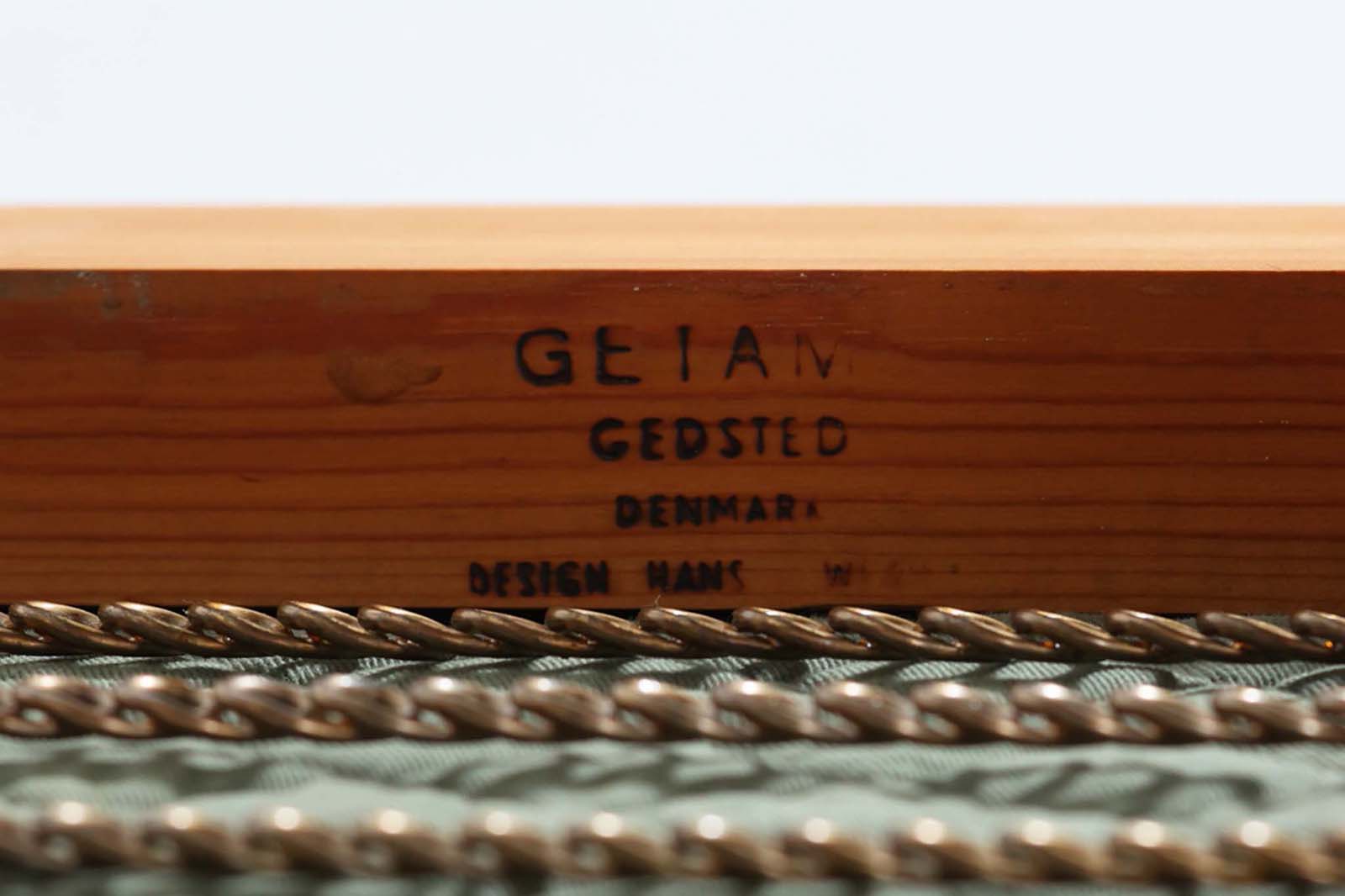 ウェグナーデザインのソファで、人気のGE2363人掛けソファです。後ろから見た姿がとても綺麗なので、あえて壁につけず、背面を見せる配置もお勧めです。クッション内部にスプリングが内包されており座り心地も良好です。GETAmA社の刻印もございます。