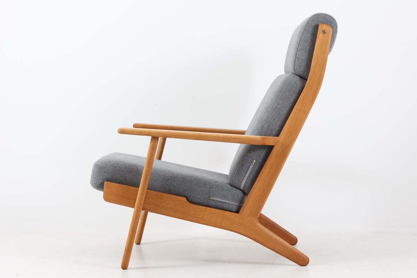 北欧家具を代表するソファ『GE290A』です。クッション内部にはスプリングが内包されており座り心地も良好です。