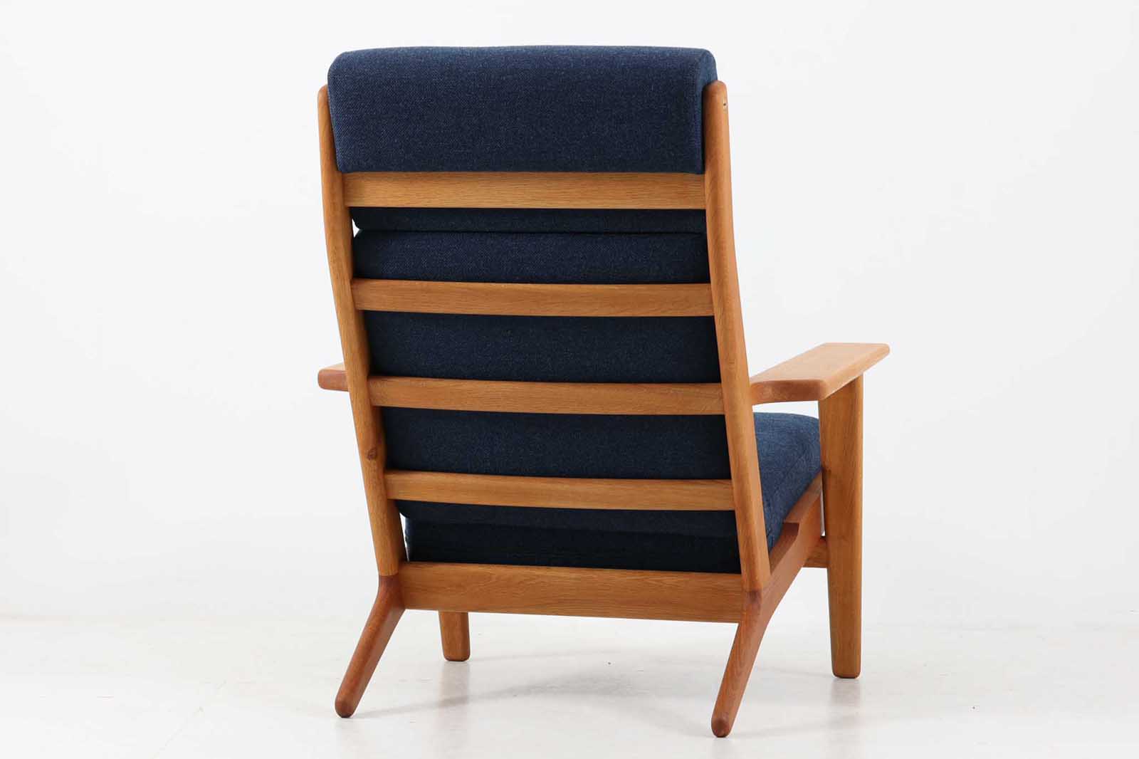 北欧家具を代表するソファ『GE290A』です。クッション内部にはスプリングが内包されており座り心地も良好です。