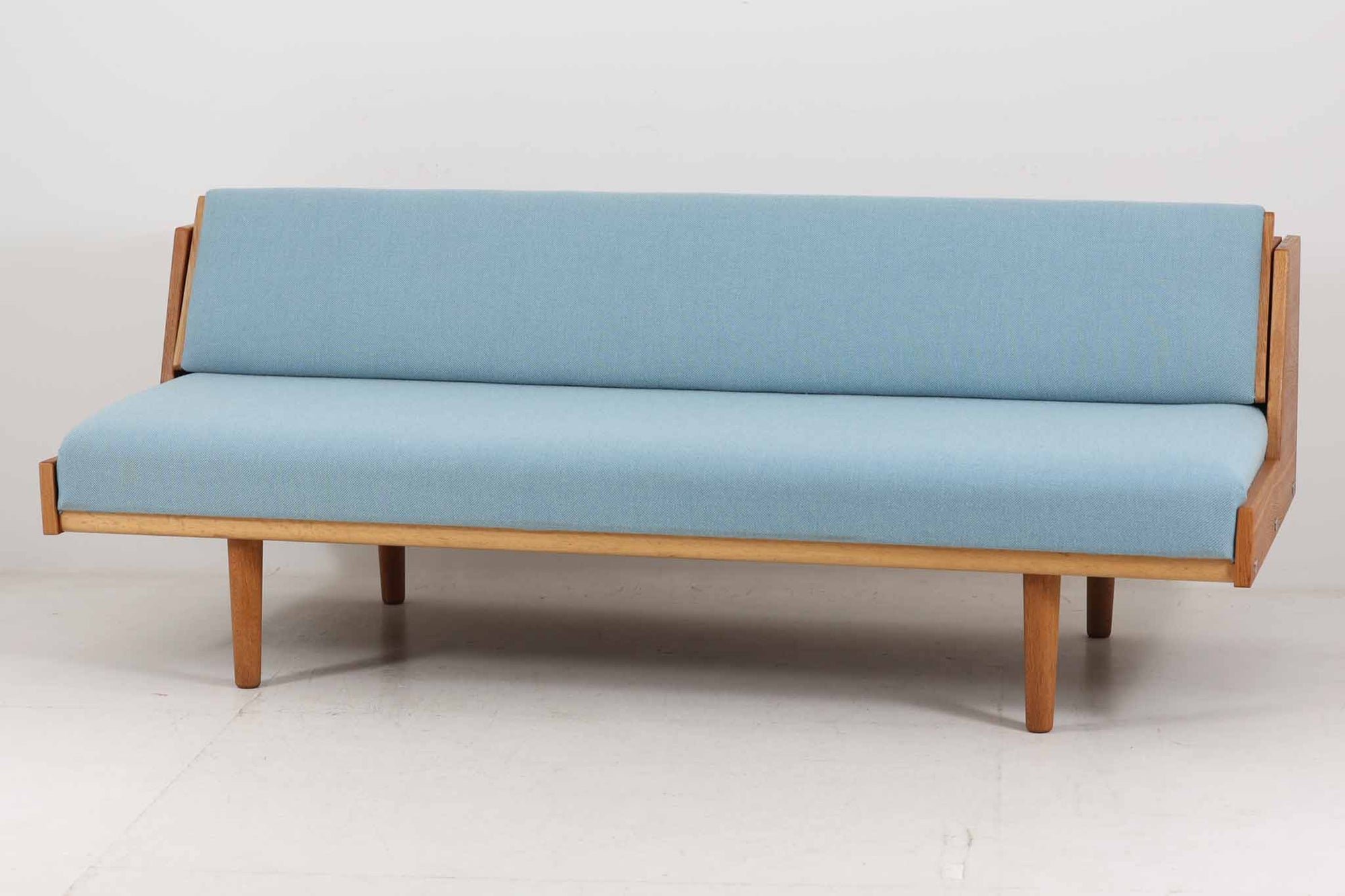 北欧より買い付けたGETAmA社製デイベッドです。学生寮の為にデザインされた物で、無駄な装飾を省いたフレキシブルなソファです。名前の通り、背もたれを上げるとベッドになります。GETAmA社は元々ベッドメーカーの為、寝心地も良好です。近年ますます入手が難しくなっている、希少な丸脚モデルです。こちらのモデルはマットが本体に固定されている希少なタイプとなります。