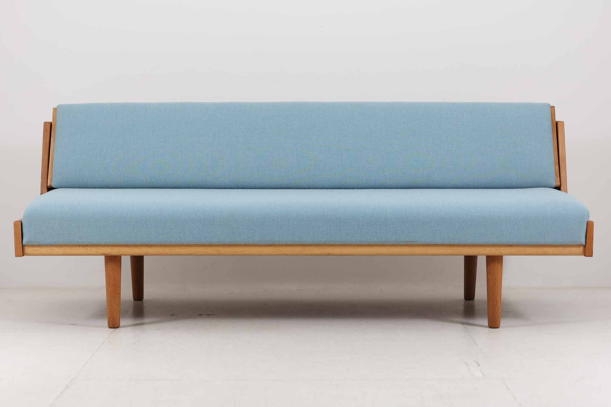 北欧より買い付けたGETAmA社製デイベッドです。学生寮の為にデザインされた物で、無駄な装飾を省いたフレキシブルなソファです。名前の通り、背もたれを上げるとベッドになります。GETAmA社は元々ベッドメーカーの為、寝心地も良好です。近年ますます入手が難しくなっている、希少な丸脚モデルです。こちらのモデルはマットが本体に固定されている希少なタイプとなります。