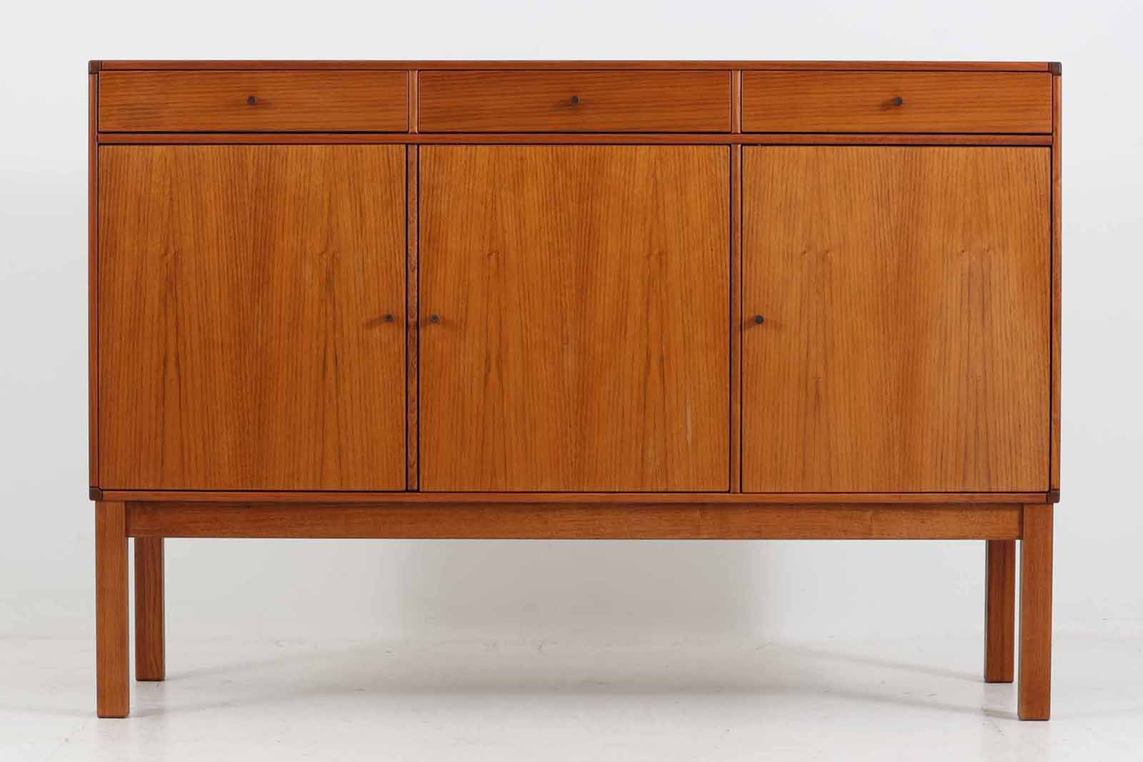 北欧より買い付けたサイドボードです。引き出し3杯と扉の十分な収納が御座いますが、小ぶりで使い勝手の良いサイズ感です。良質なチーク材が贅沢に使用されており、雰囲気の良い商品です。