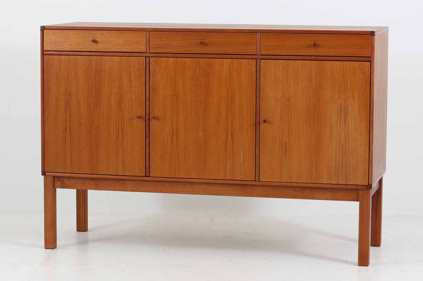 北欧より買い付けたサイドボードです。引き出し3杯と扉の十分な収納が御座いますが、小ぶりで使い勝手の良いサイズ感です。良質なチーク材が贅沢に使用されており、雰囲気の良い商品です。