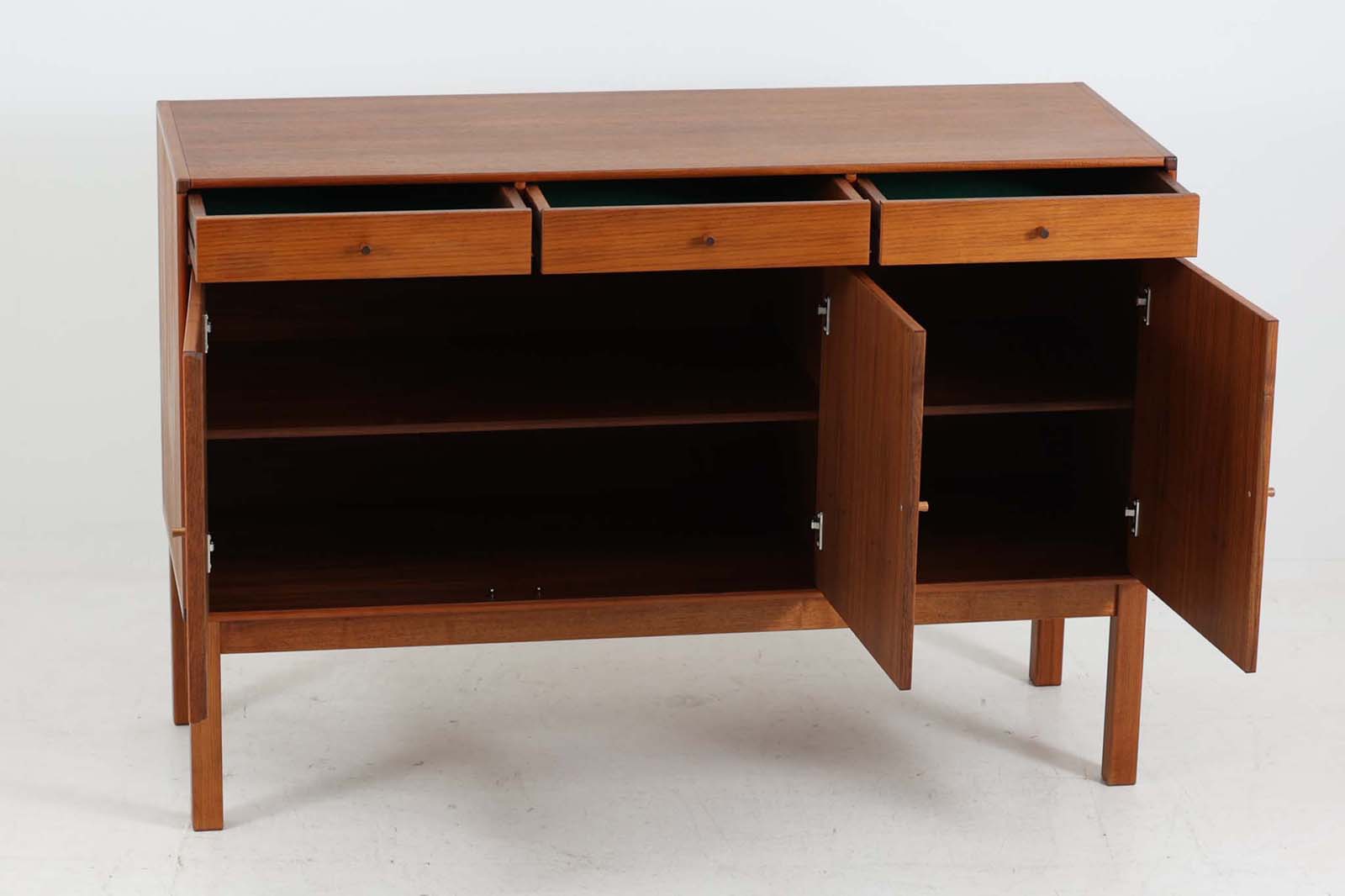 北欧より買い付けたサイドボードです。引き出し3杯と扉の十分な収納が御座いますが、小ぶりで使い勝手の良いサイズ感です。良質なチーク材が贅沢に使用されており、雰囲気の良い商品です。