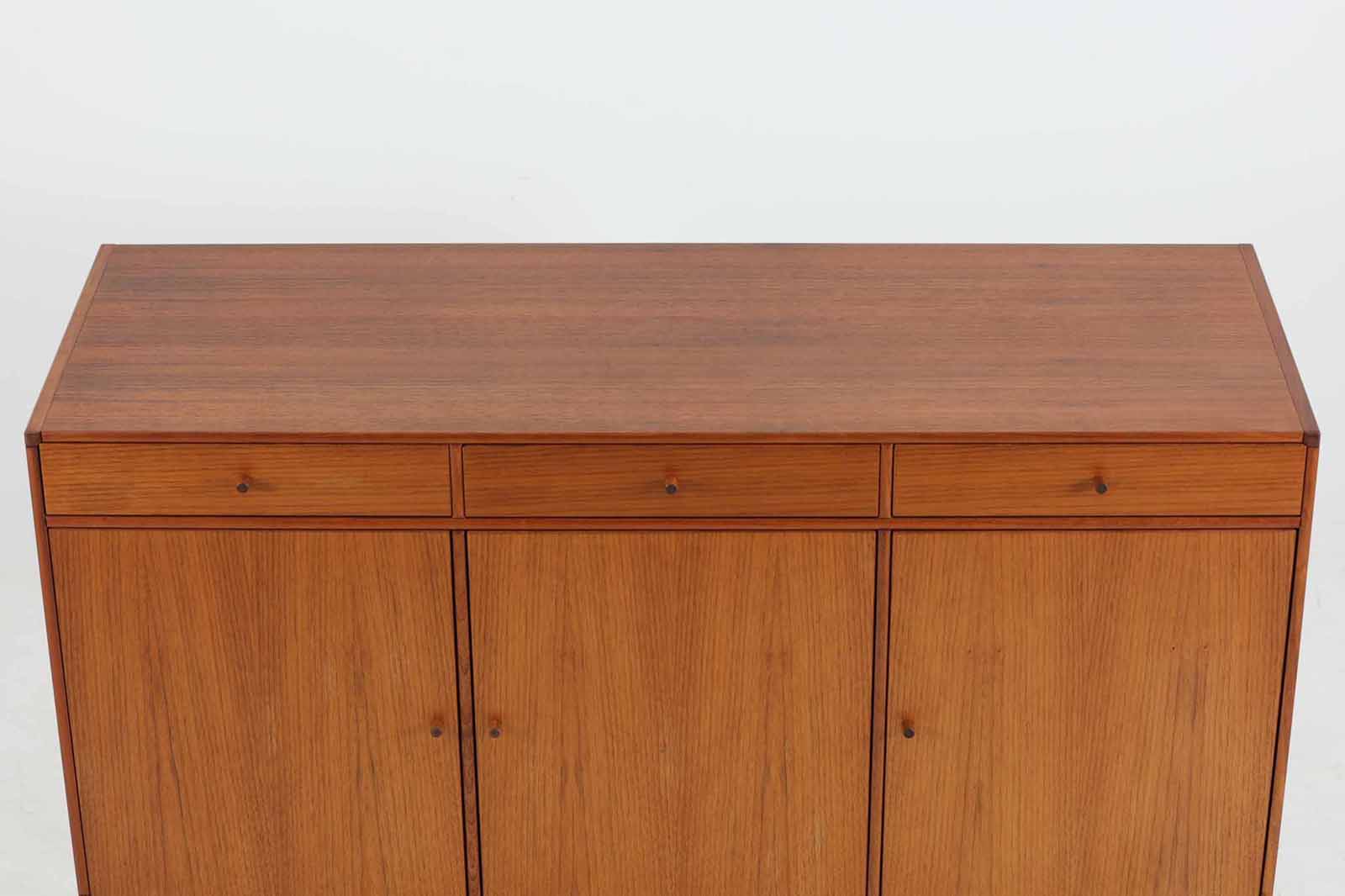 北欧より買い付けたサイドボードです。引き出し3杯と扉の十分な収納が御座いますが、小ぶりで使い勝手の良いサイズ感です。良質なチーク材が贅沢に使用されており、雰囲気の良い商品です。