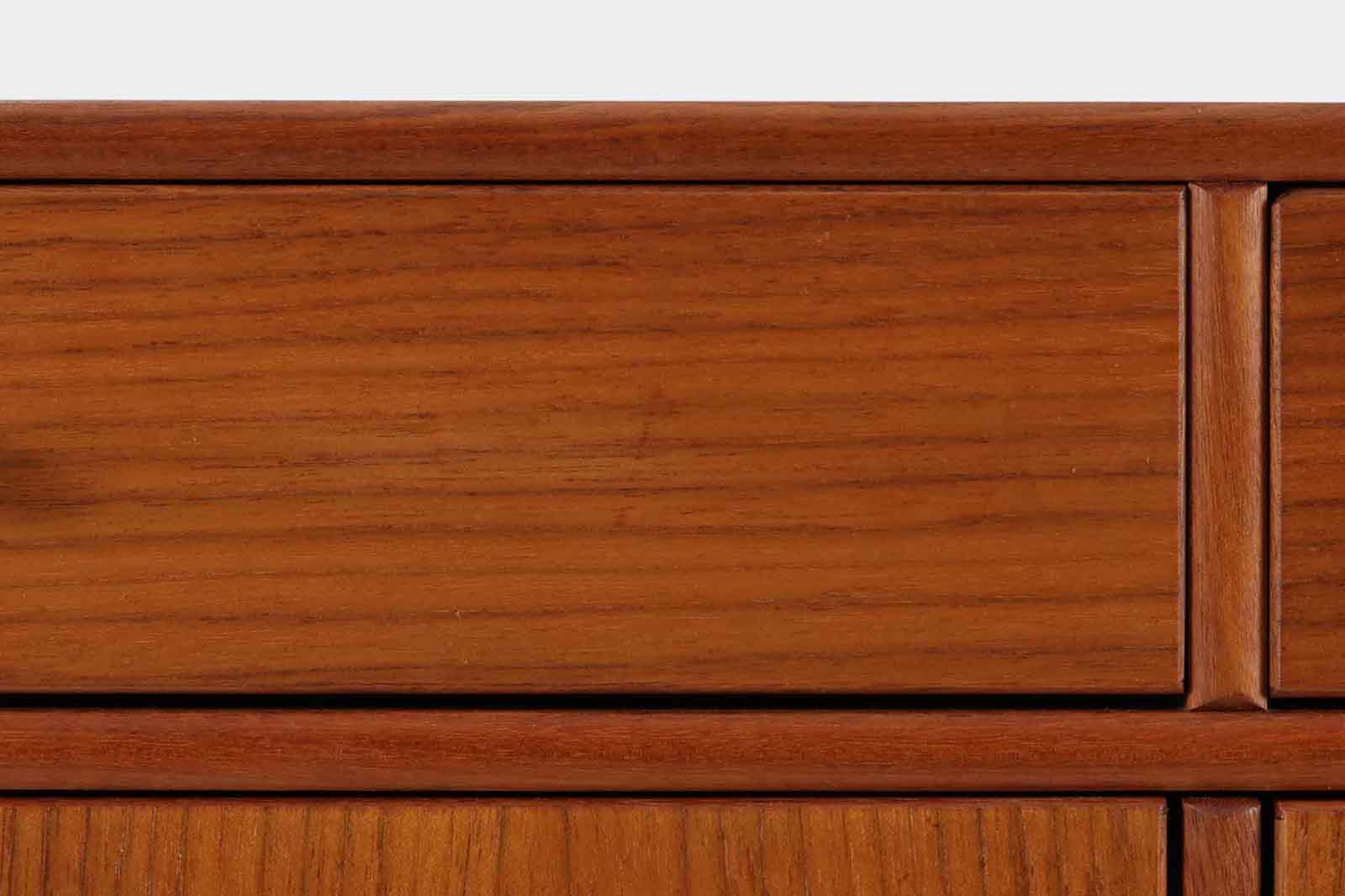 北欧より買い付けたサイドボードです。引き出し3杯と扉の十分な収納が御座いますが、小ぶりで使い勝手の良いサイズ感です。良質なチーク材が贅沢に使用されており、雰囲気の良い商品です。