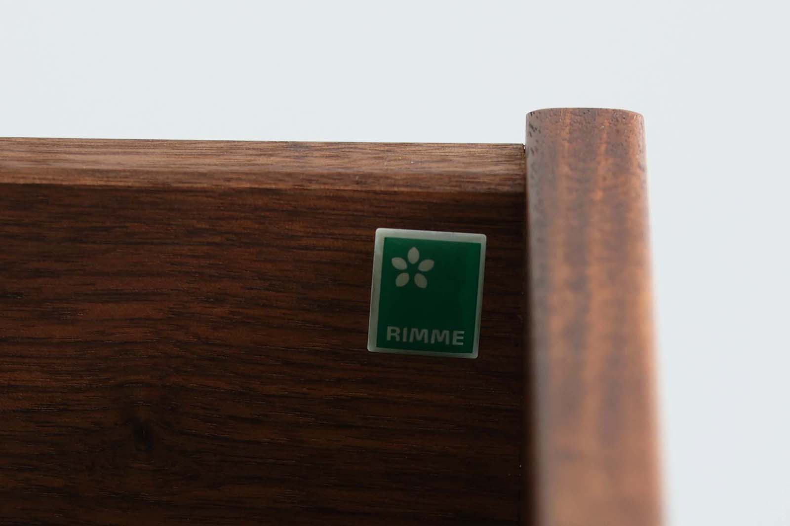 北欧より買い付けたサイドボードです。引き出し3杯と扉の十分な収納が御座いますが、小ぶりで使い勝手の良いサイズ感です。良質なチーク材が贅沢に使用されており、雰囲気の良い商品です。