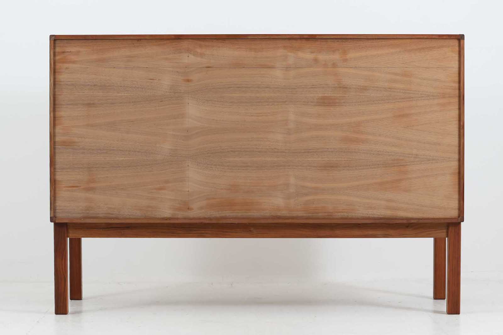 北欧より買い付けたサイドボードです。引き出し3杯と扉の十分な収納が御座いますが、小ぶりで使い勝手の良いサイズ感です。良質なチーク材が贅沢に使用されており、雰囲気の良い商品です。