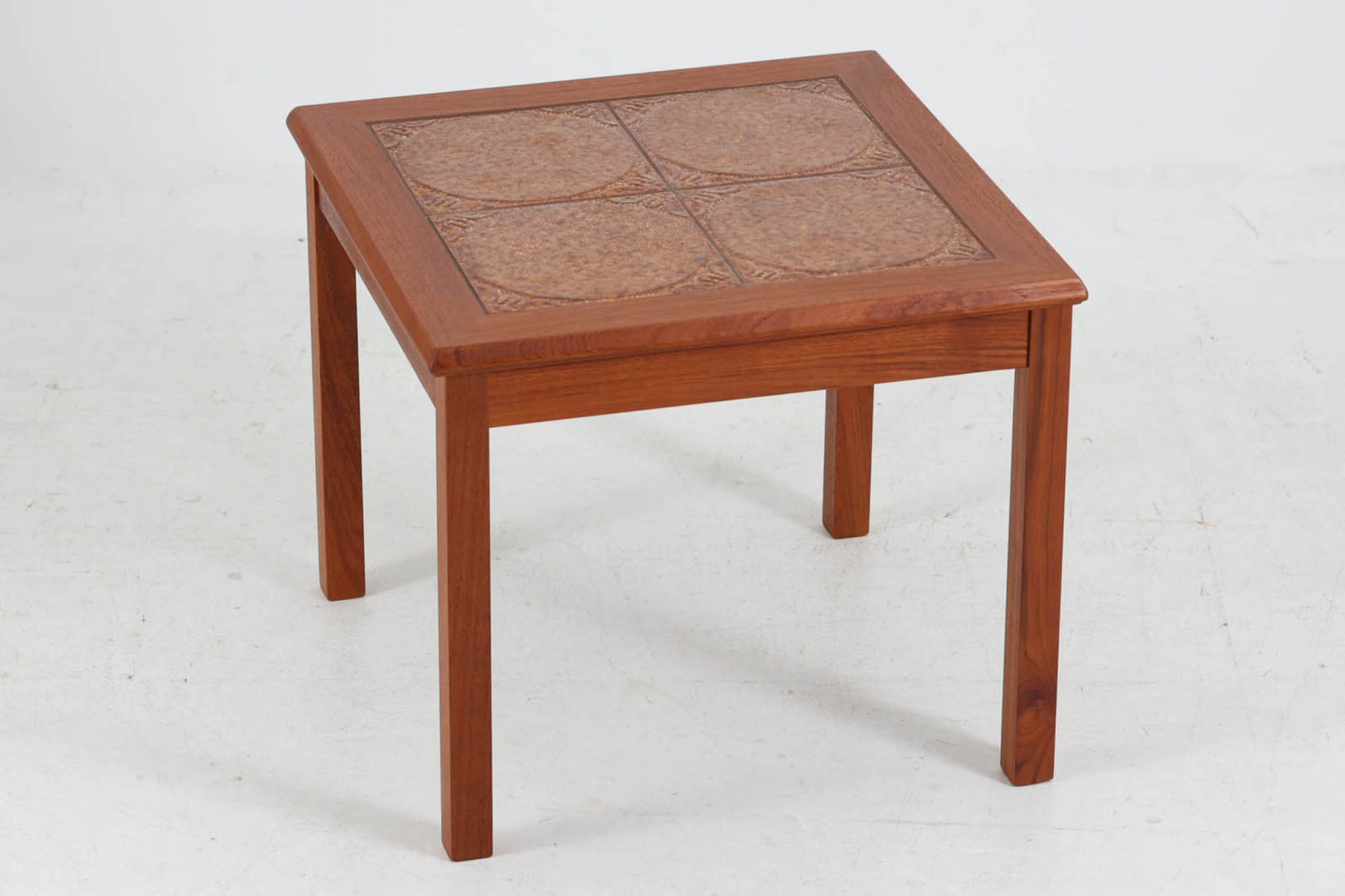 北欧より買い付けたサイドテーブルです。タイルがデザインポイントになっており、熱いコップなどをそのまま置く事が出来ます。本体には良質なチーク材が使用されています。