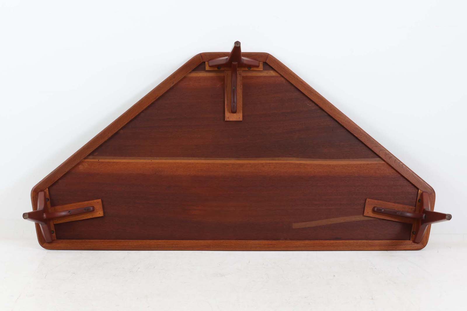 3本脚の珍しい形のセンターテーブルです。壁面に付けて使用するコンソールテーブルとしてもお使いいただけます。良質なチーク材が使用されています。