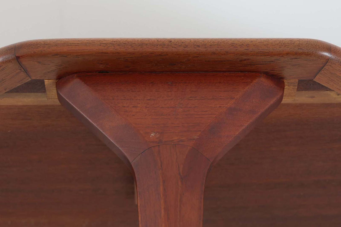 3本脚の珍しい形のセンターテーブルです。壁面に付けて使用するコンソールテーブルとしてもお使いいただけます。良質なチーク材が使用されています。