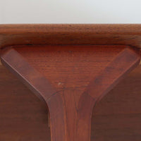 デンマーク製　お洒落な形の3本脚センターテーブル　幅158cm　チーク材　北欧家具ビンテージ