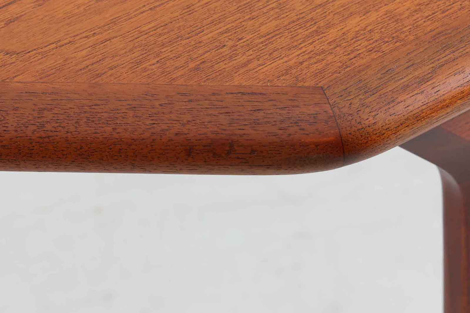 3本脚の珍しい形のセンターテーブルです。壁面に付けて使用するコンソールテーブルとしてもお使いいただけます。良質なチーク材が使用されています。