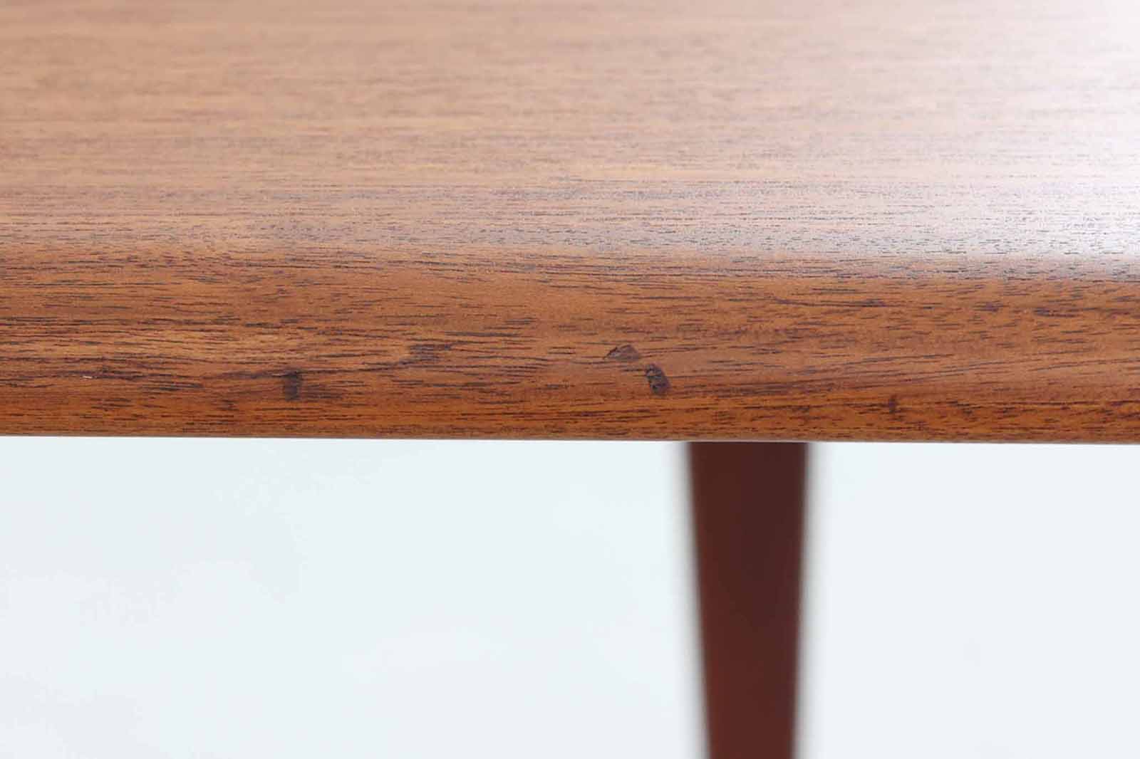 3本脚の珍しい形のセンターテーブルです。壁面に付けて使用するコンソールテーブルとしてもお使いいただけます。良質なチーク材が使用されています。