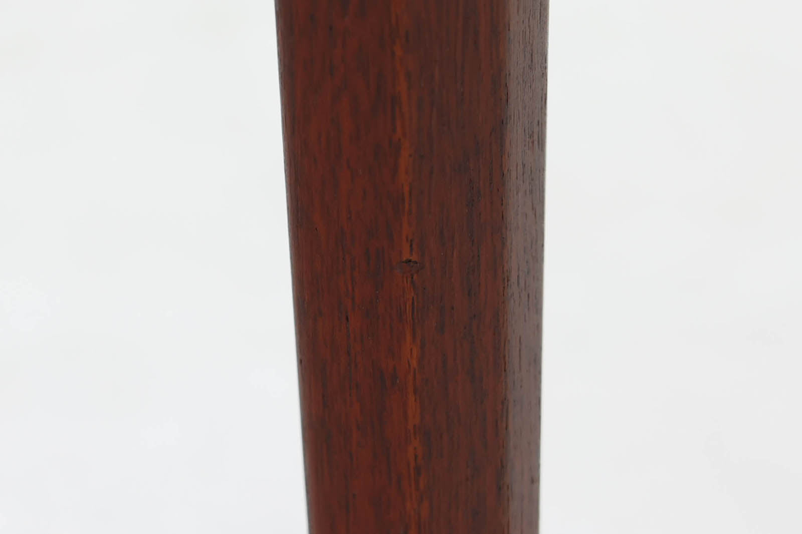 3本脚の珍しい形のセンターテーブルです。壁面に付けて使用するコンソールテーブルとしてもお使いいただけます。良質なチーク材が使用されています。