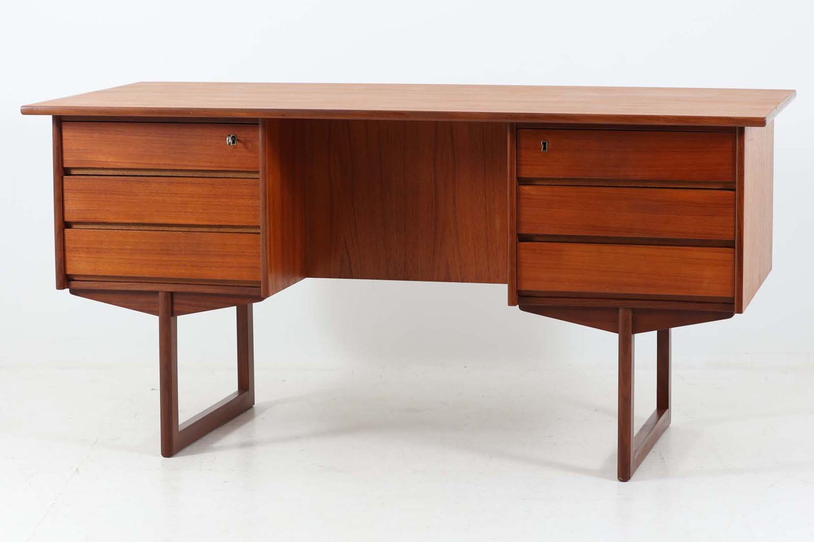 デンマークより買い付けた両袖デスクです。脚間の渡し木を脚先で繋げる事によりデザイン性の高い商品となっています。取手は削り出す事により作成されており本体フレーム内に納まりスッキリとした印象です。バックシェルフもあるためお部屋の真ん中に置いてもご使用いただけます。