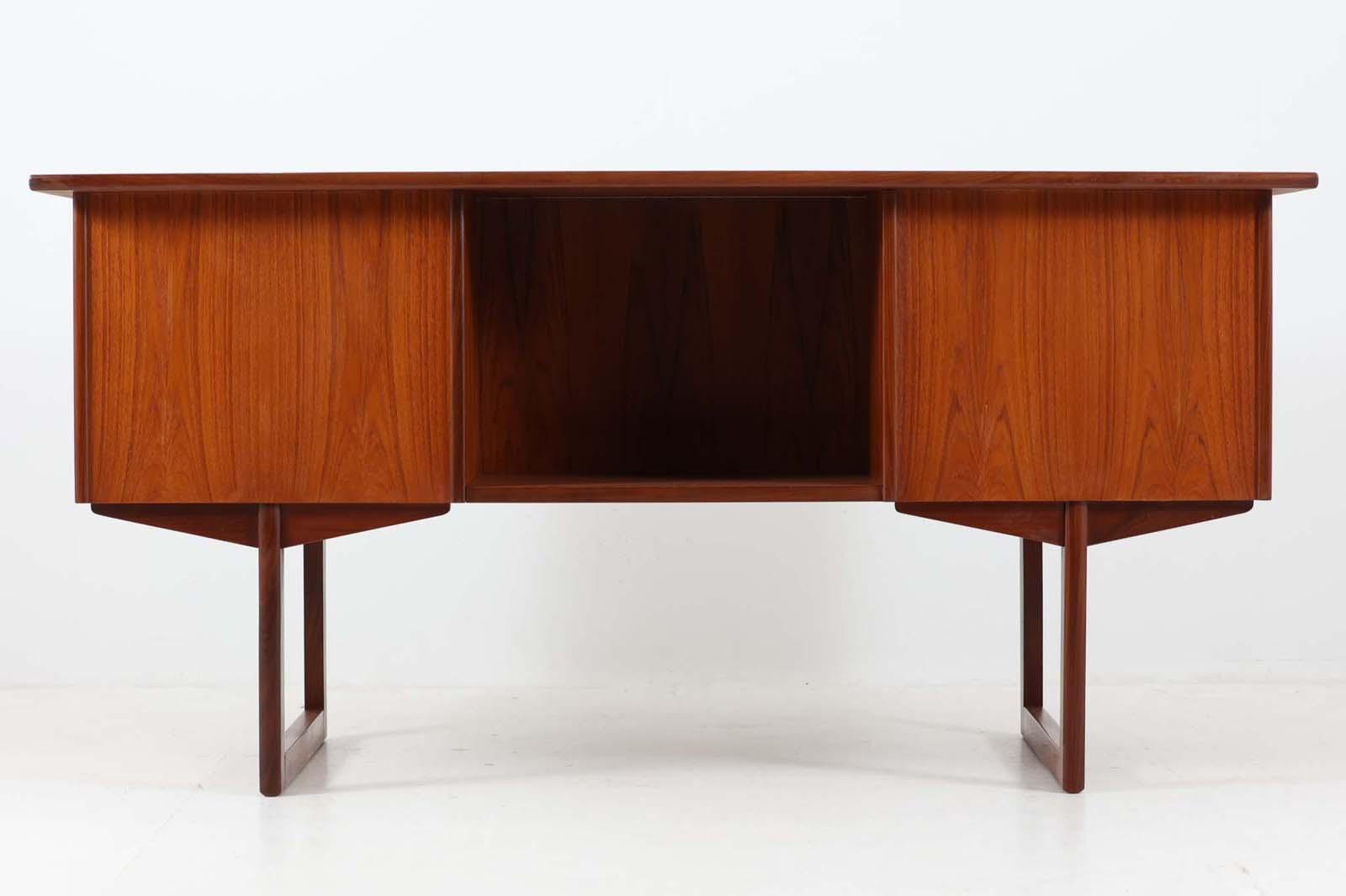 デンマークより買い付けた両袖デスクです。脚間の渡し木を脚先で繋げる事によりデザイン性の高い商品となっています。取手は削り出す事により作成されており本体フレーム内に納まりスッキリとした印象です。バックシェルフもあるためお部屋の真ん中に置いてもご使用いただけます。