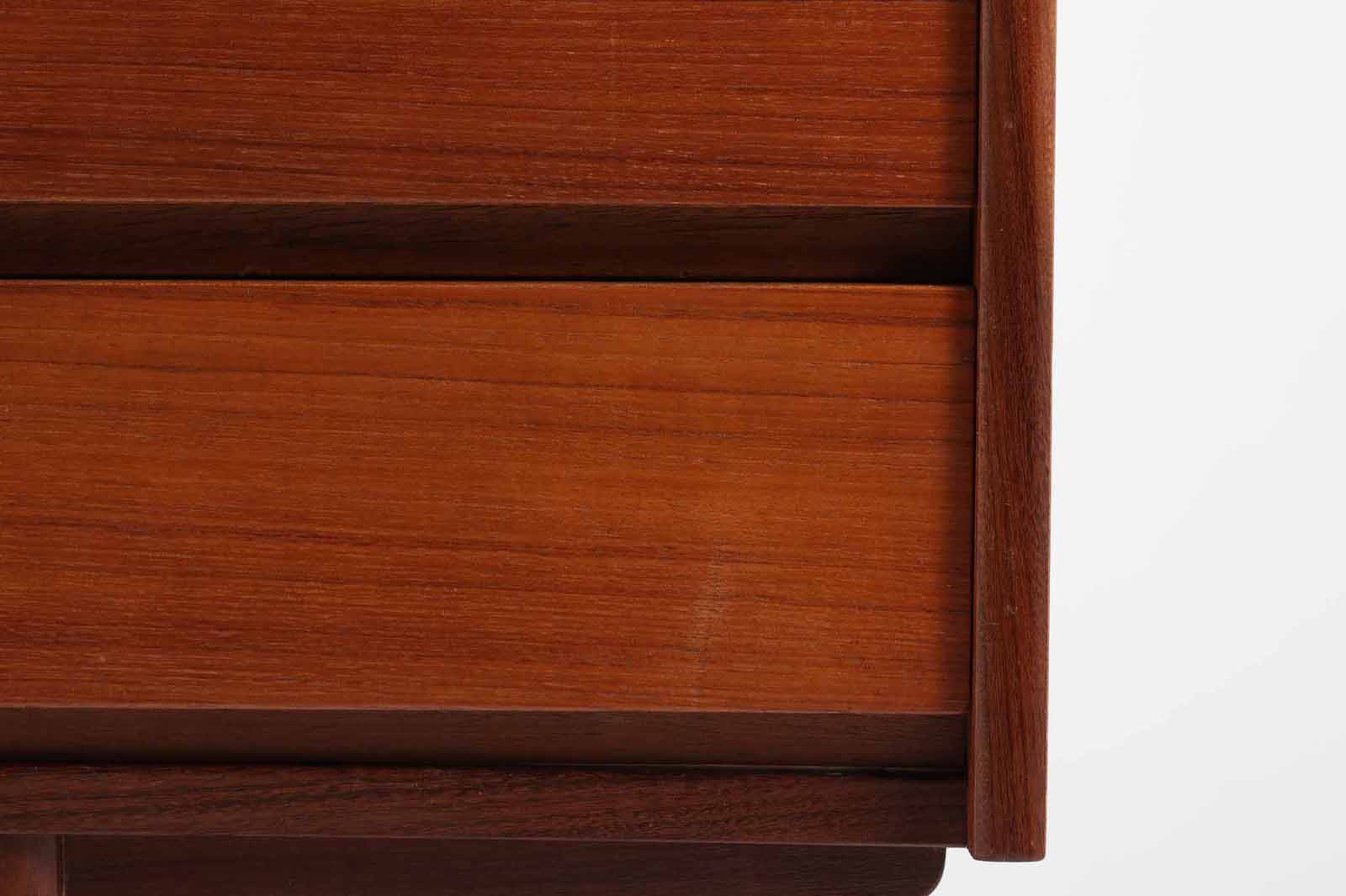 デンマークより買い付けた両袖デスクです。脚間の渡し木を脚先で繋げる事によりデザイン性の高い商品となっています。取手は削り出す事により作成されており本体フレーム内に納まりスッキリとした印象です。バックシェルフもあるためお部屋の真ん中に置いてもご使用いただけます。