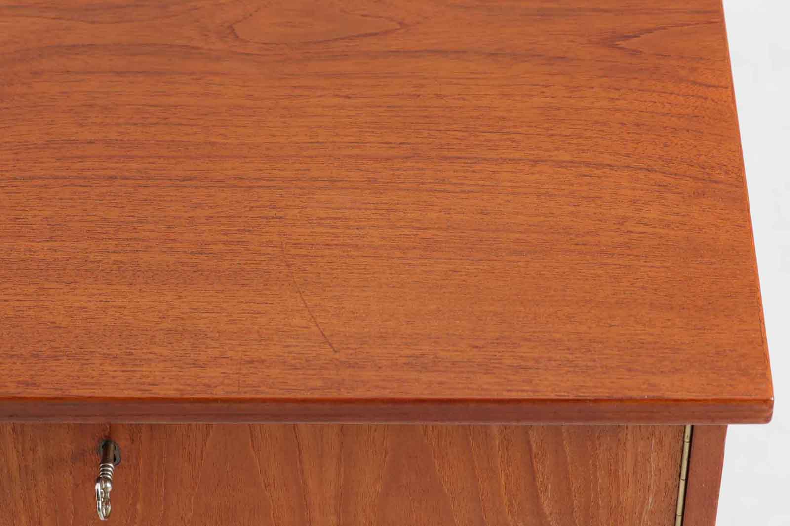 デンマークより買い付けた両袖デスクです。扉収納がある珍しいモデルです。本体には良質なチーク材が使用されており綺麗な木肌を楽しむことができます。シンプルなデザインで使い勝手も良好です。