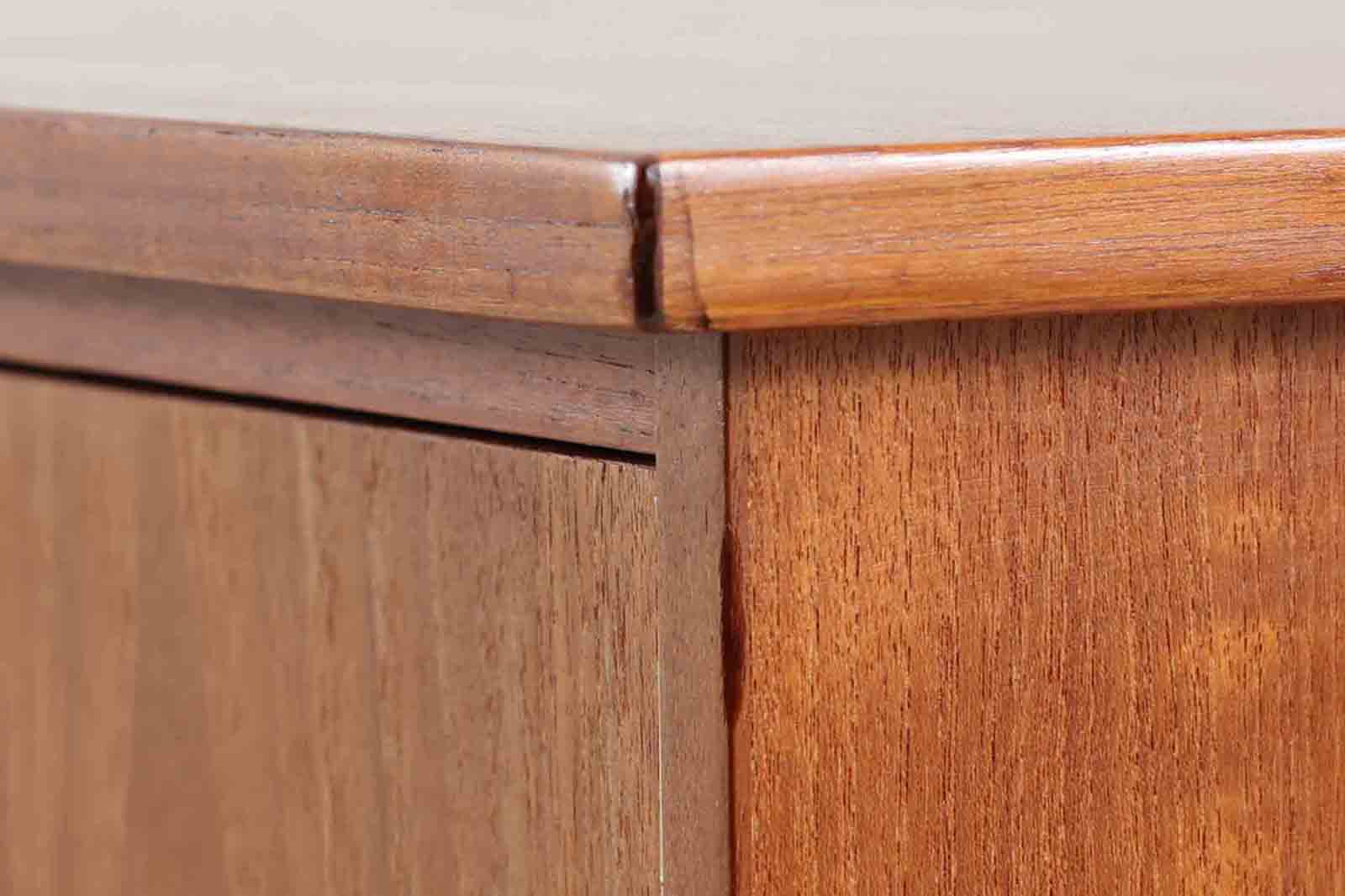 デンマークより買い付けた両袖デスクです。扉収納がある珍しいモデルです。本体には良質なチーク材が使用されており綺麗な木肌を楽しむことができます。シンプルなデザインで使い勝手も良好です。