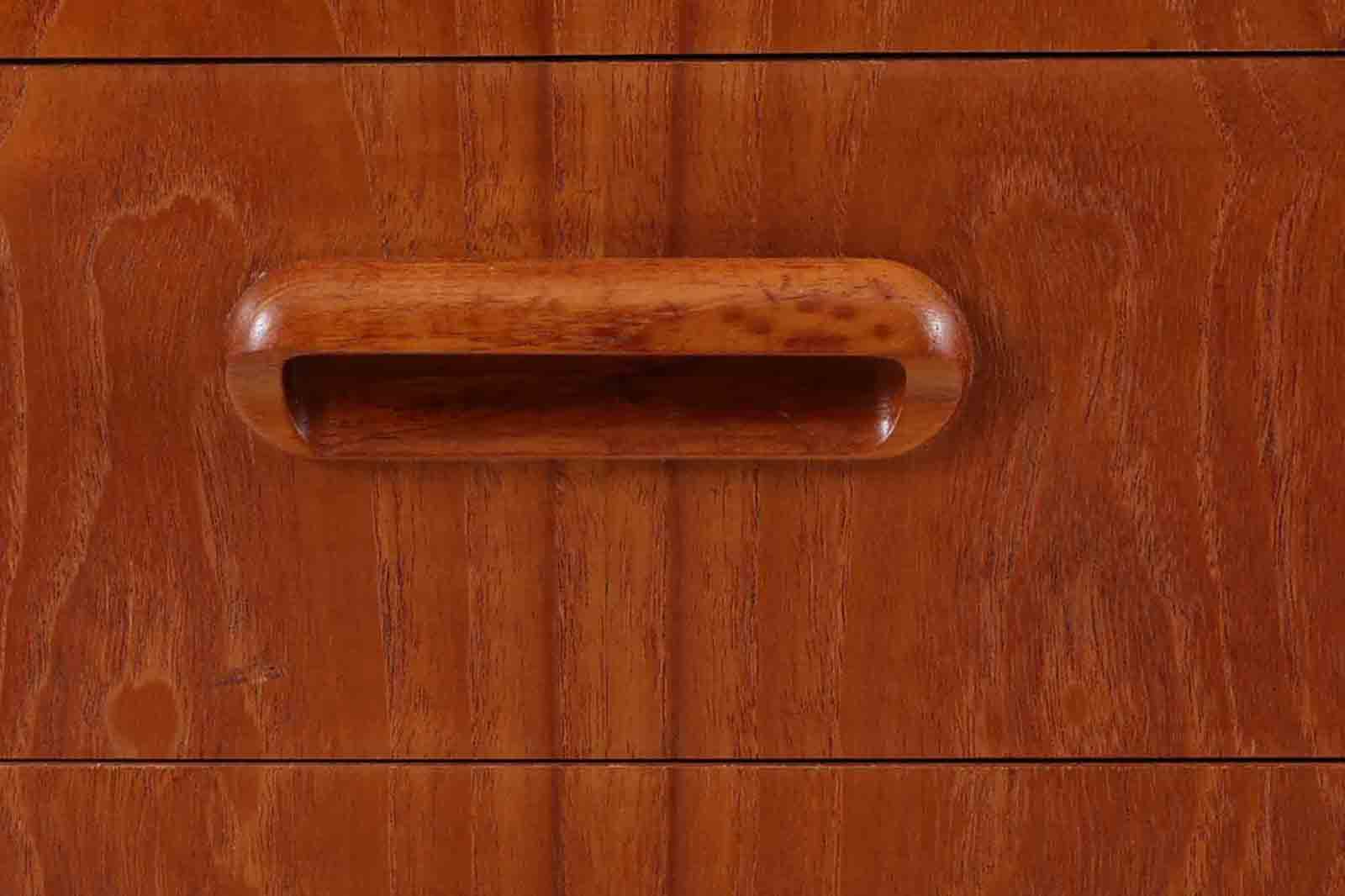 デンマークより買い付けた両袖デスクです。扉収納がある珍しいモデルです。本体には良質なチーク材が使用されており綺麗な木肌を楽しむことができます。シンプルなデザインで使い勝手も良好です。